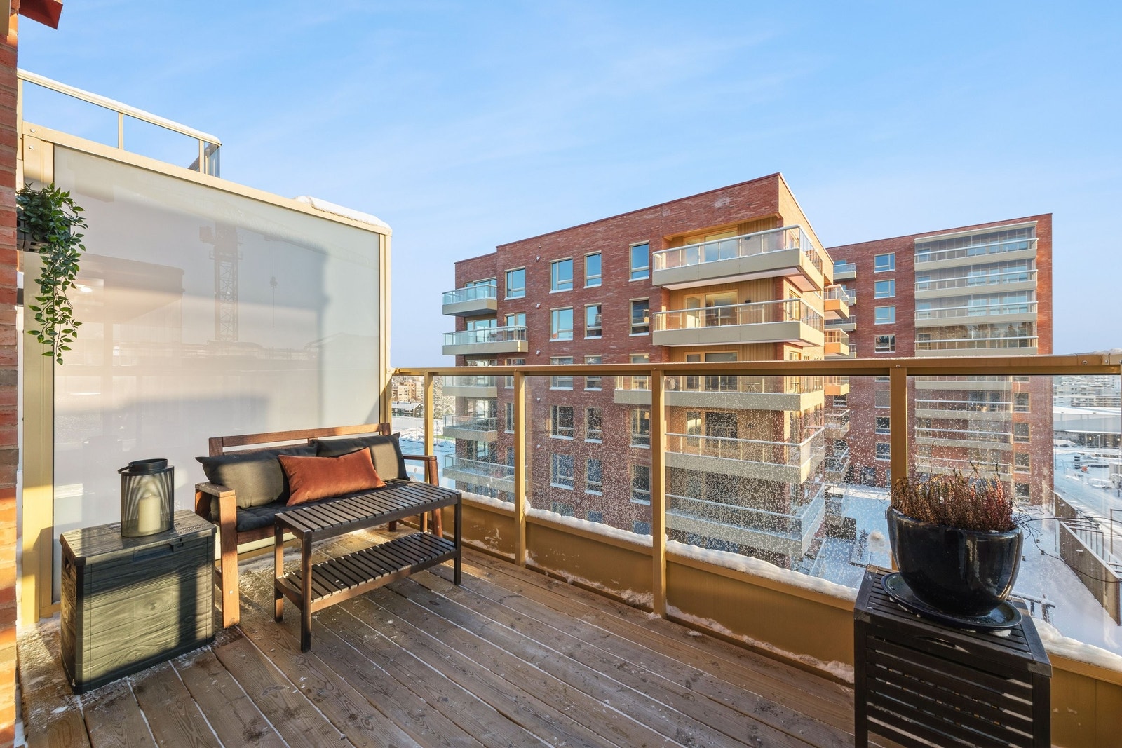 Romslig balkong på 7,2 m² med gode solforhold og hyggelig utsikt fra 7. etasje. Galleribilde