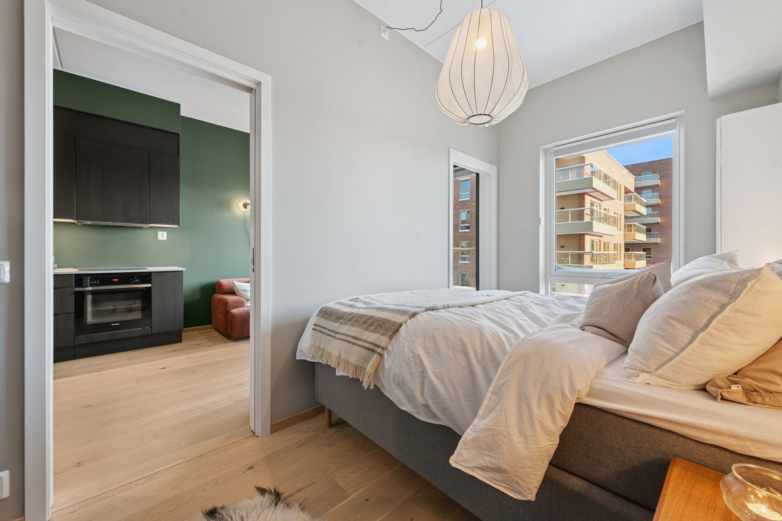 Ekstra takhøyde gir en åpen og behagelig atmosfære i hele boligen. Galleribilde