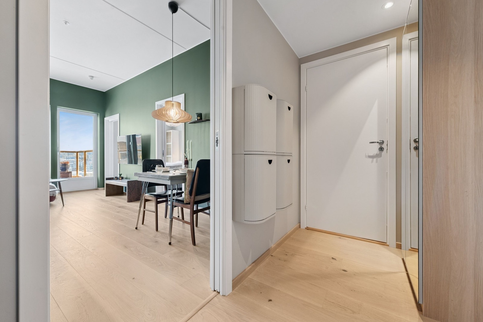 Entré og spiseplass – velkommen inn til en praktisk entré med god oppbevaringsplass og fin siktlinje mot stuen. Galleribilde