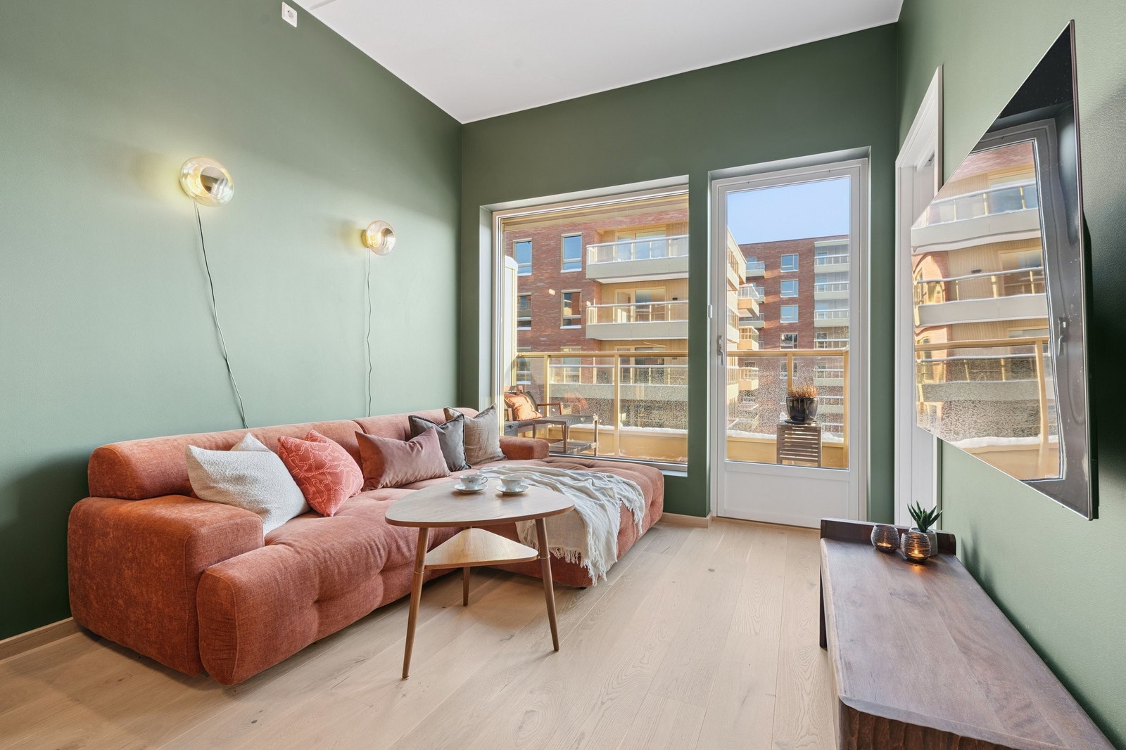 Lys og innbydende stue med utgang til balkong - god plass til sofagruppe og hyggelig sitteplass. Galleribilde