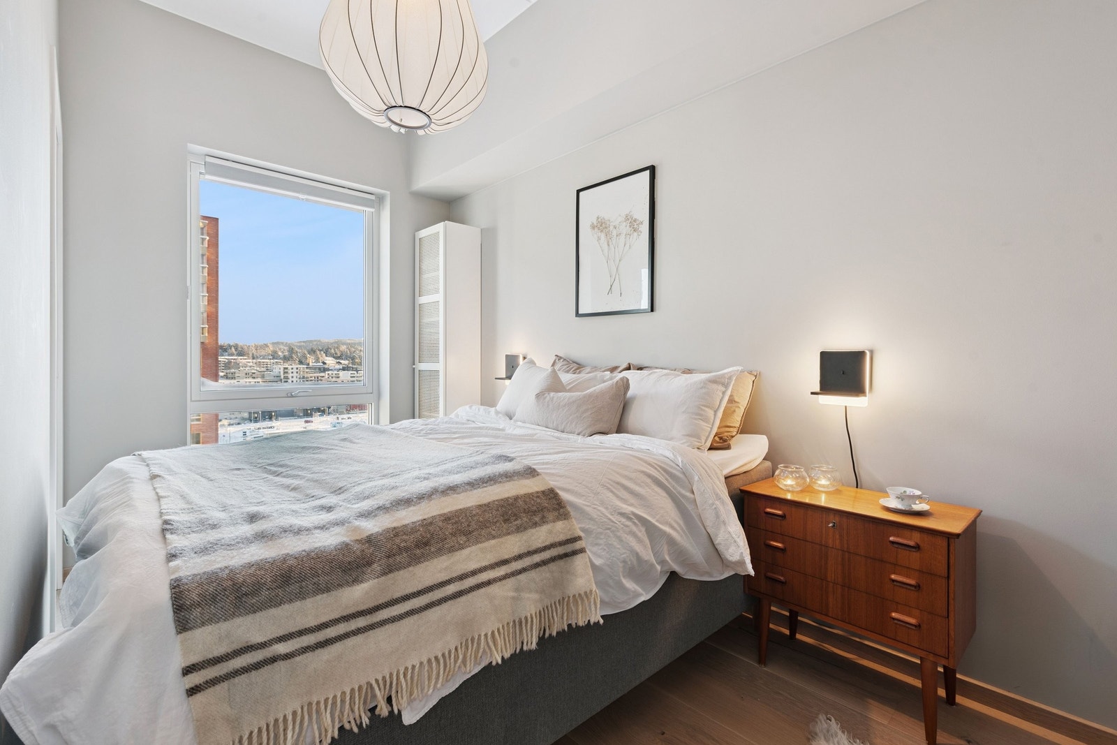 Soverommet har store vinduer som gir rikelig med naturlig lys og luftig romfølelse. Galleribilde