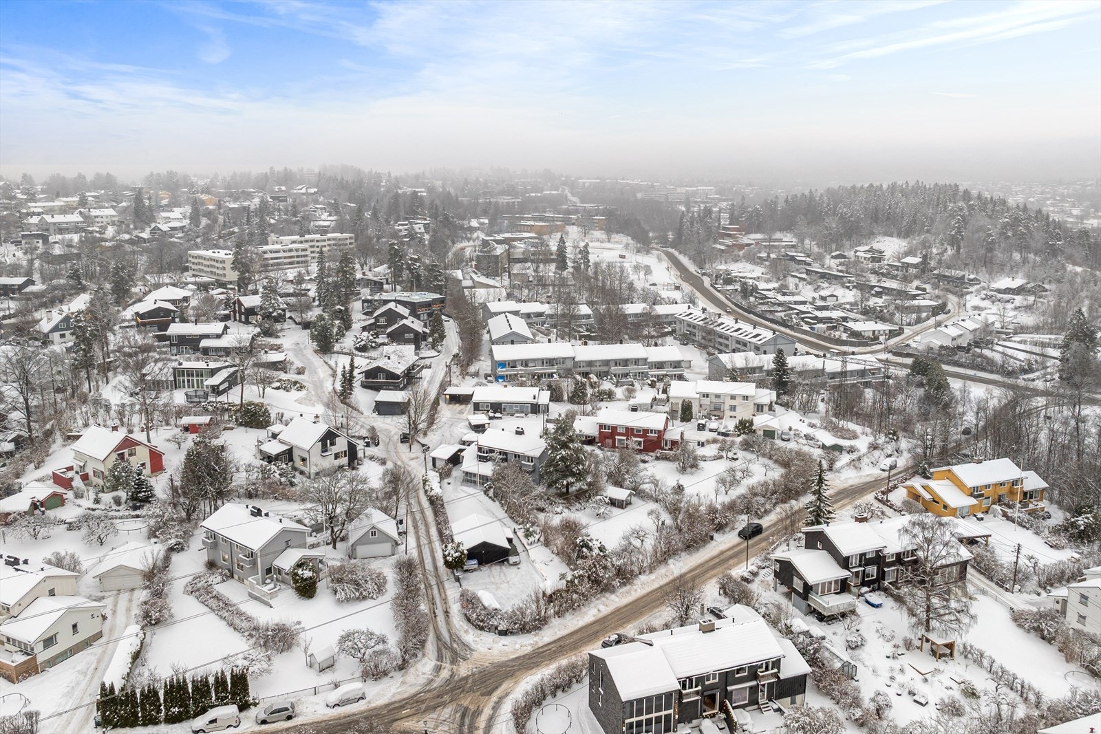 Boligen ligger med kort vei til Eikeli barneskole, Vgs og barnehage samt fotballbane og skøytebane på vinteren. Galleribilde