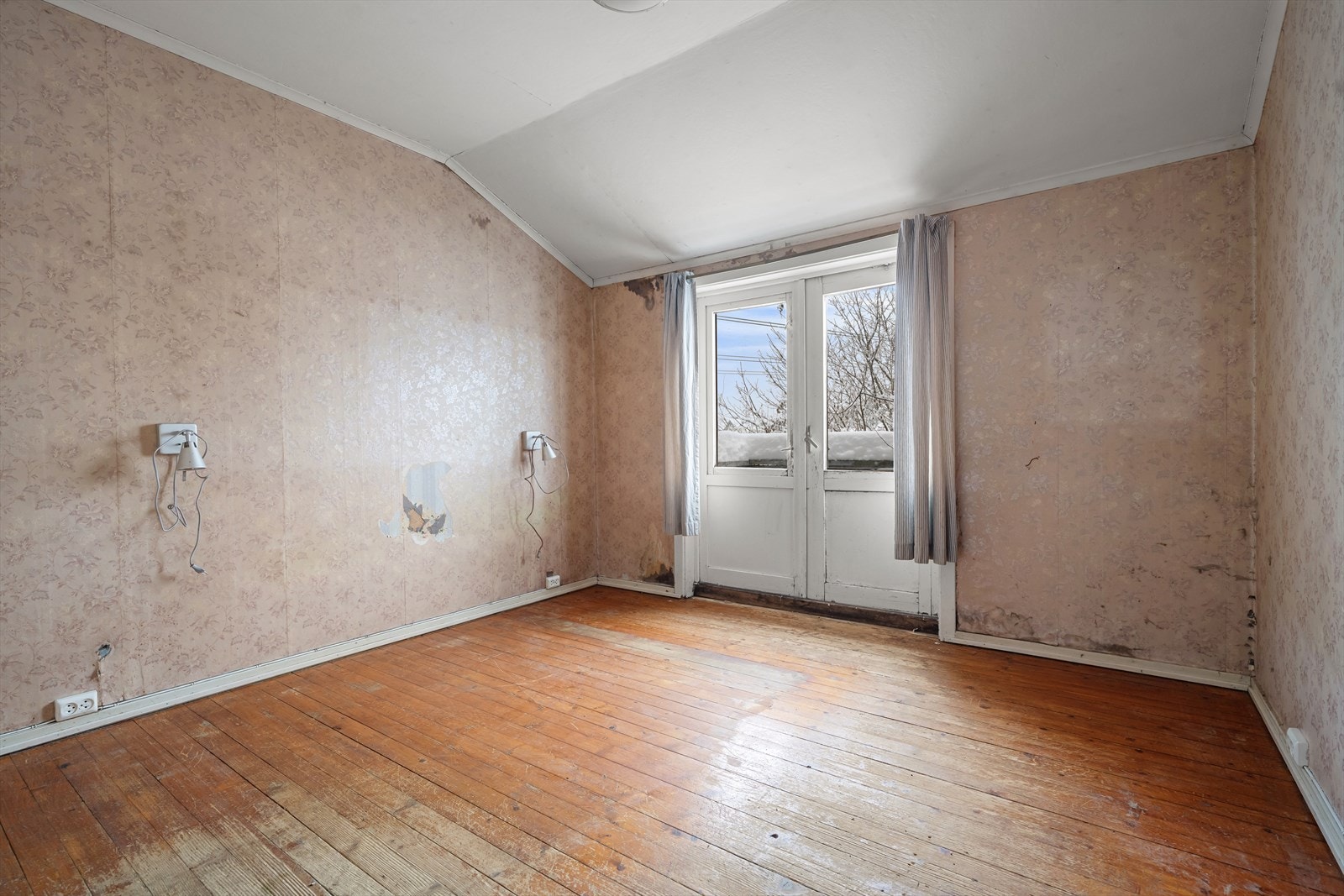 Hovedsoverom med utgang til balkong. Les rapport. Galleribilde