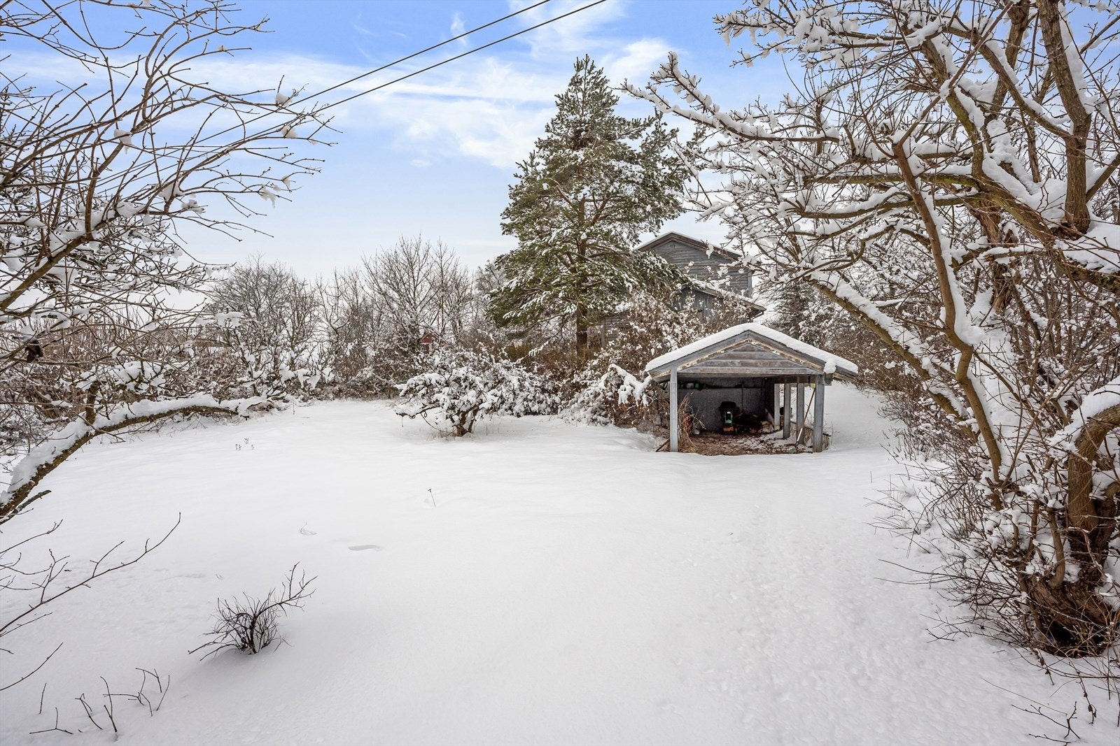 Innkjøring på egen tomt med carport. Galleribilde