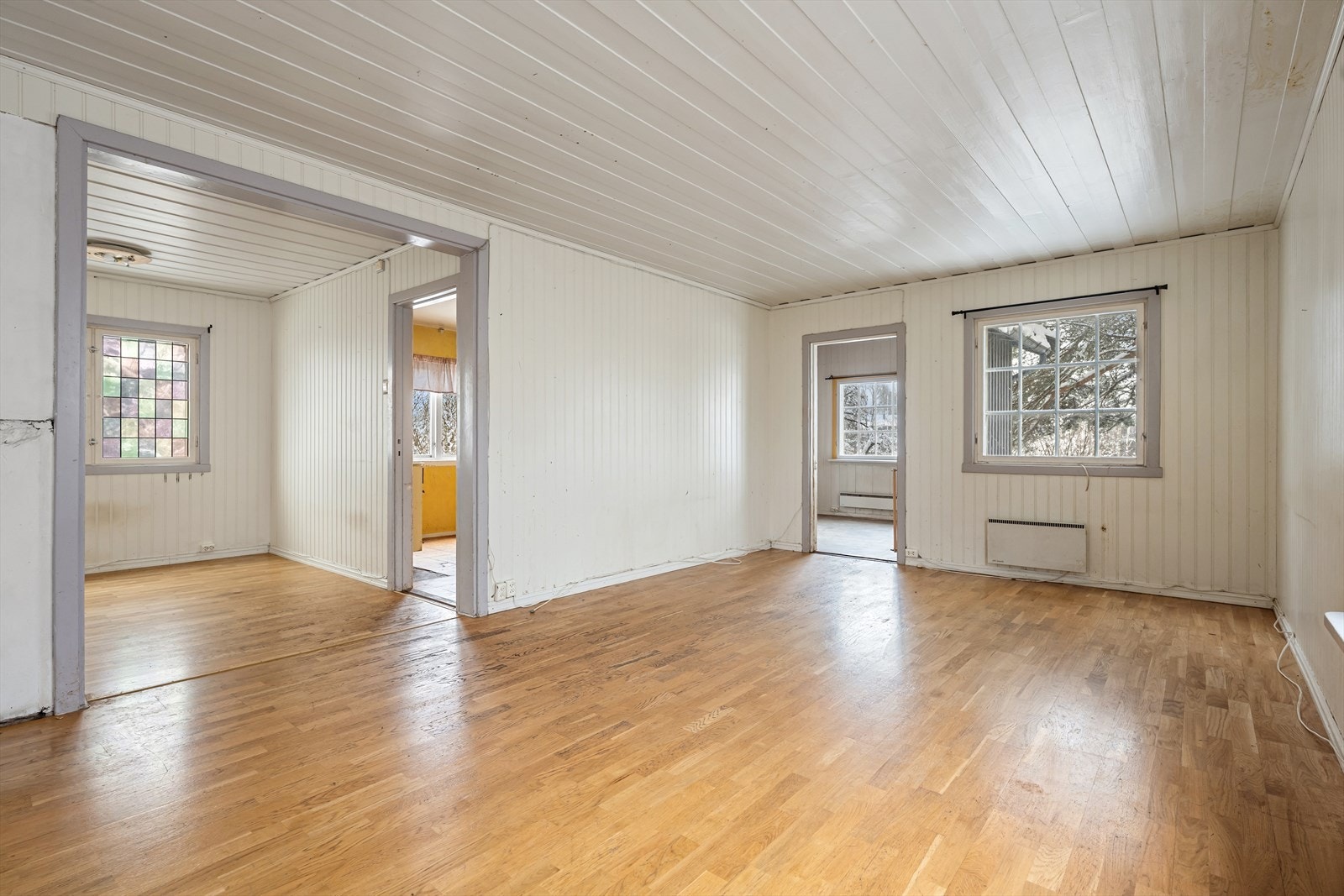 Stuen sett mot spisestuen, kjøkken og mellomgang Galleribilde