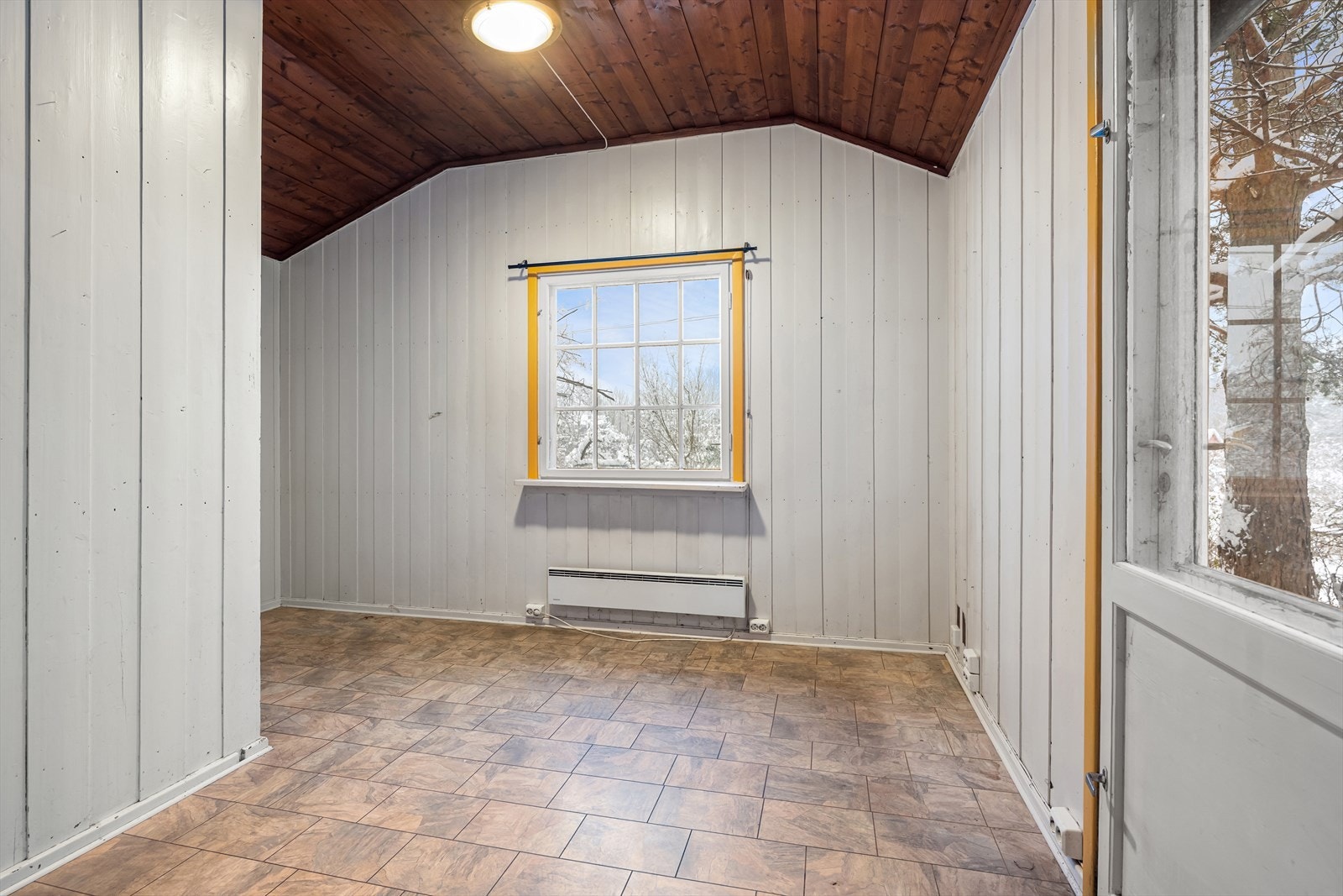 Mellomgang med utgang til en baksiden av boligen. Galleribilde