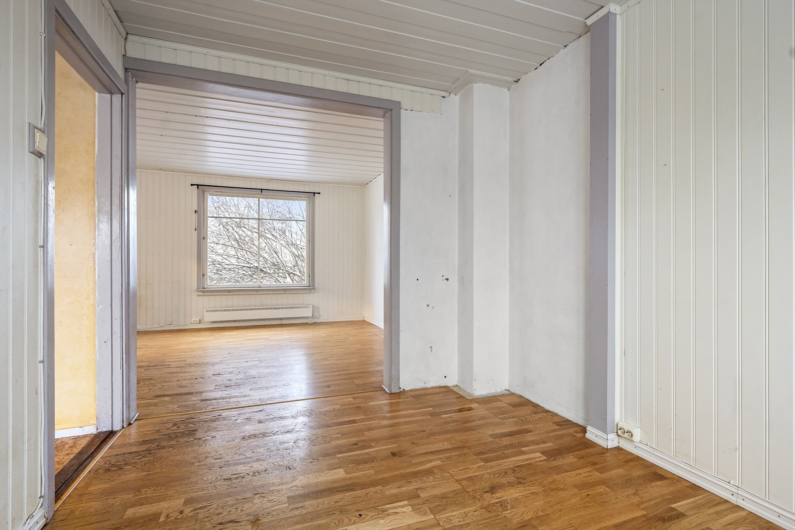 Spisestue sett mot stuen. Galleribilde