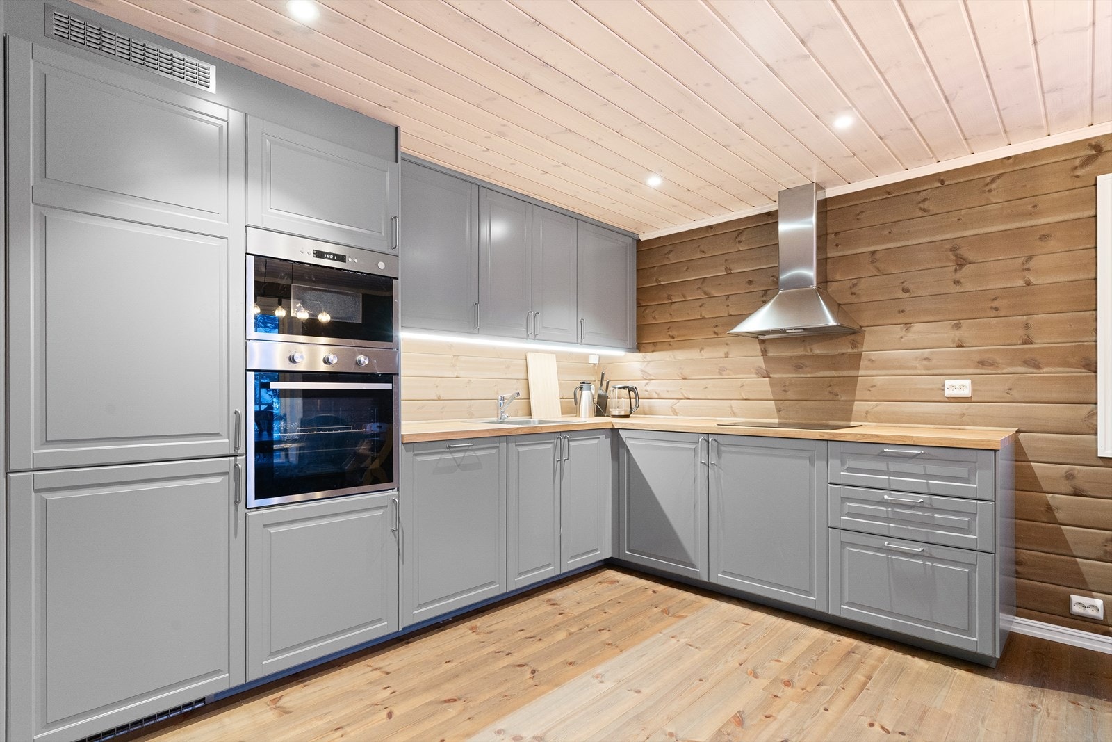 Kjøkkenet har innredning med profilerte fronter og laminert benkeplate. Godt med skap- og benkeplass. Galleribilde