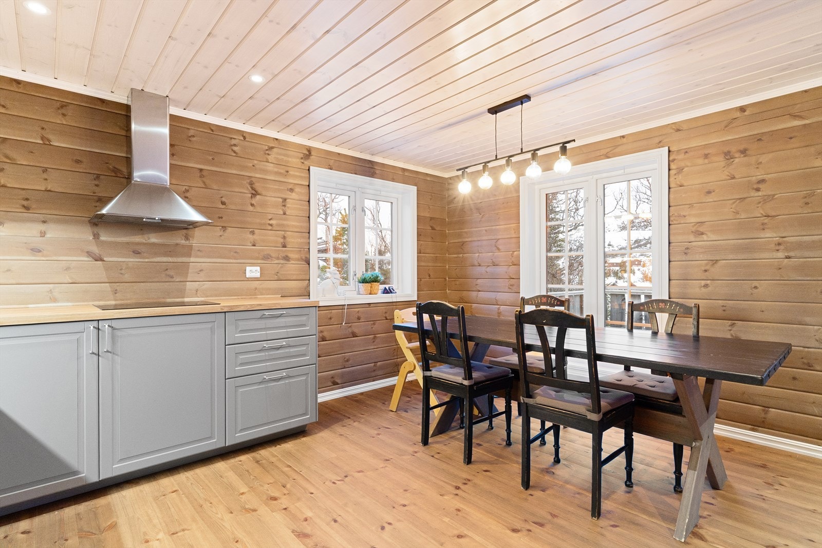 Kjøkkenet i en delvis åpen løsning, slik at man kan skille stue- og kjøkkendel med god plass til spisegruppe. Galleribilde