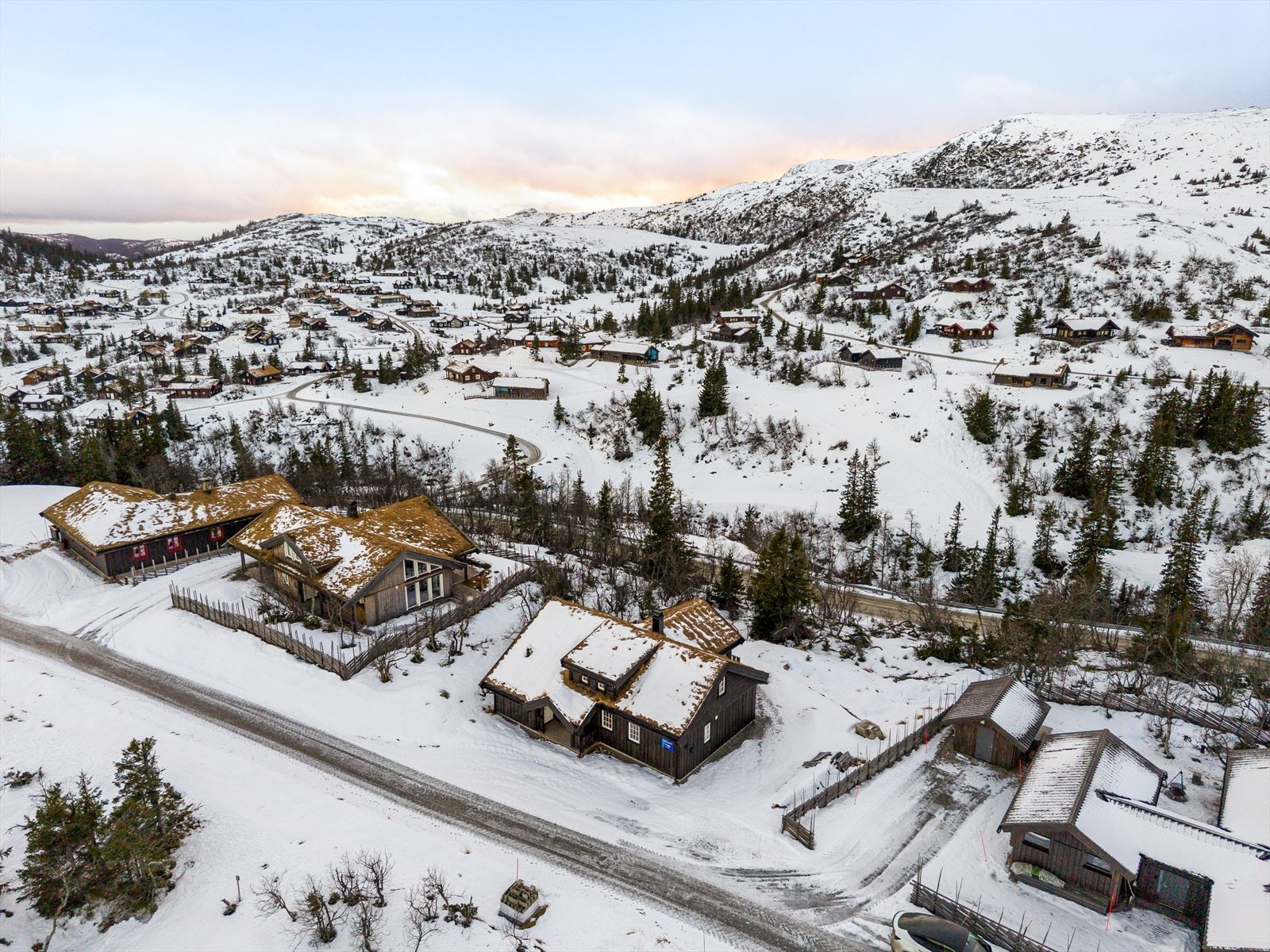 Her har du flott helårs turterreng, hvor du kan gå turer innover fjellet, nedover i skogsterreng eller prøve fiskelykken i flere fiskevann. Galleribilde