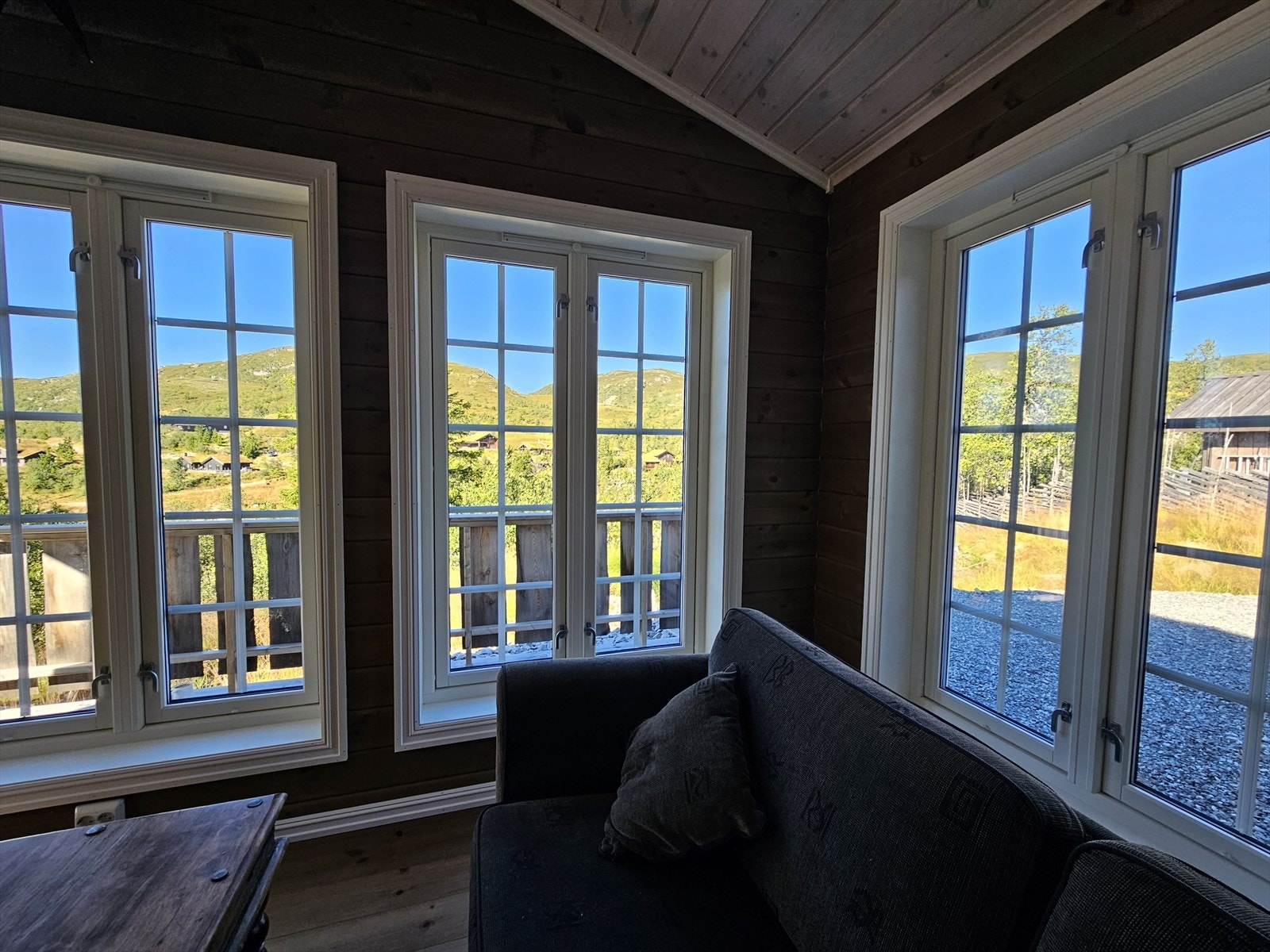 Selgers private bilder, sommer med nydelig utsikt mot skibakke og høyfjellet. Galleribilde