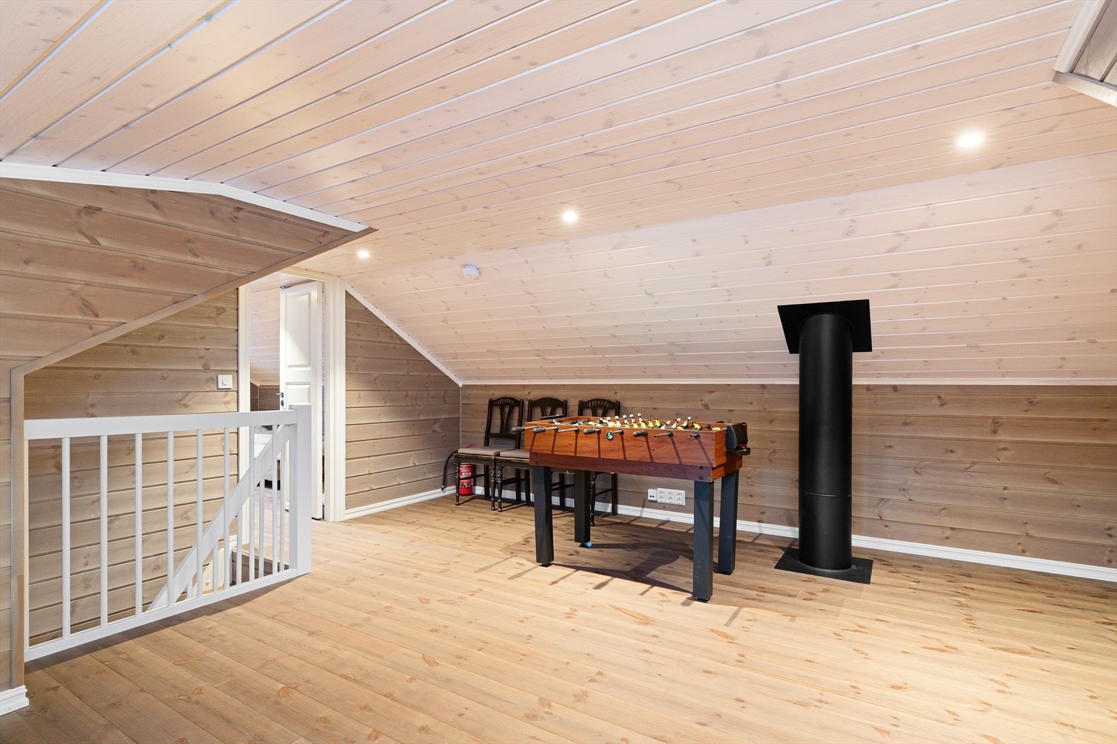 Hytten har en praktisk hemsløsning med stue nr. 2 og ytterligere sengeplasser slik at hytten er meget egnet som familiehytte. Galleribilde