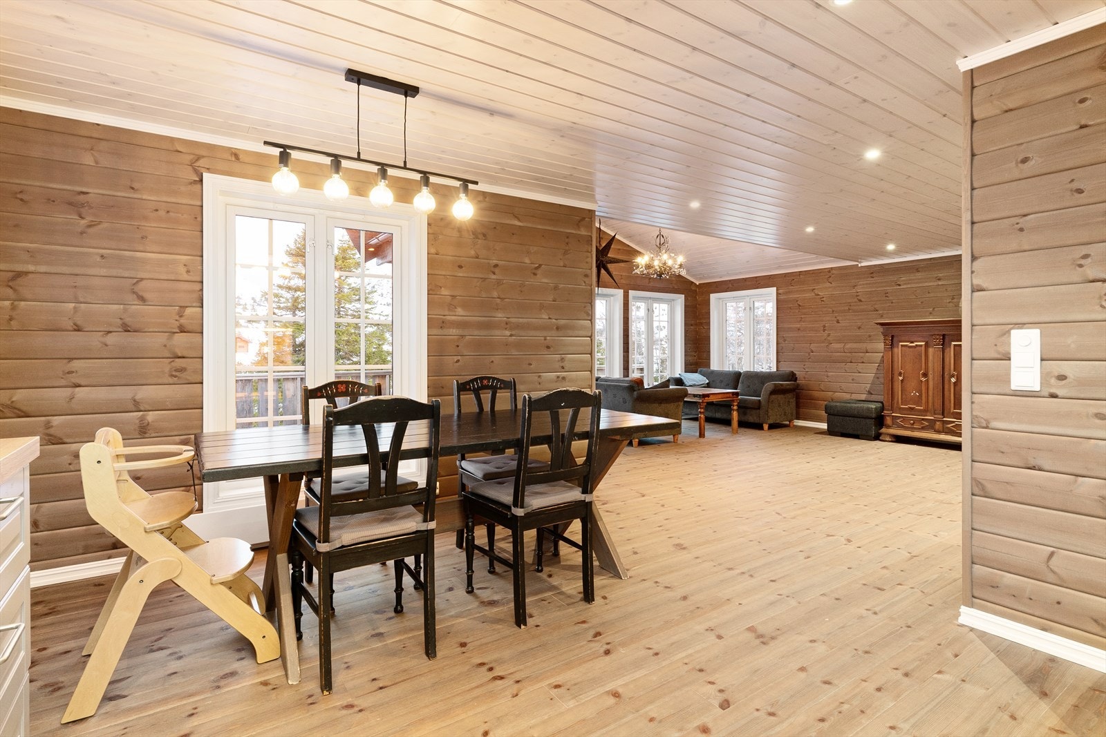 Stuedelen har delvis høyere takhøyde og dette åpner opp romfølelsen. Galleribilde