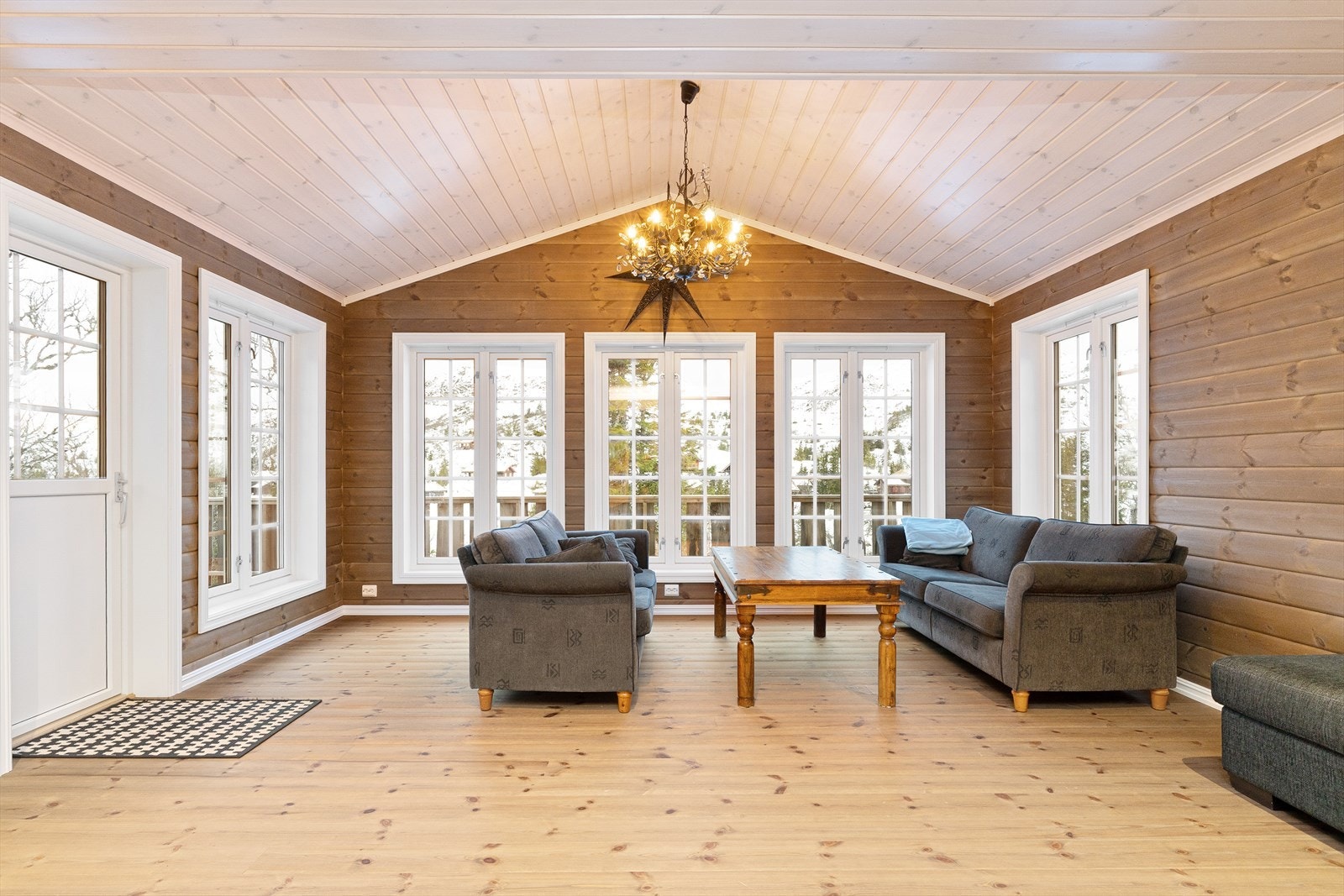 "Rondablikk" hytte fra Familiehytta. Hytta er fra 2022 og har en gjennomgående god standard. Lys og trivelig stue med store klassiske vinduer og nydelig høyfjellsutsikt. Galleribilde