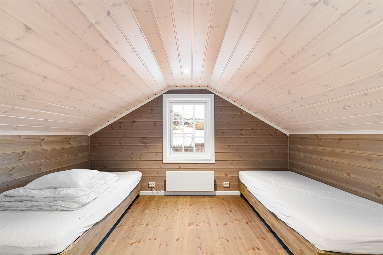 Hytta har en hems med 2 hems rom innredet med senger. Galleribilde