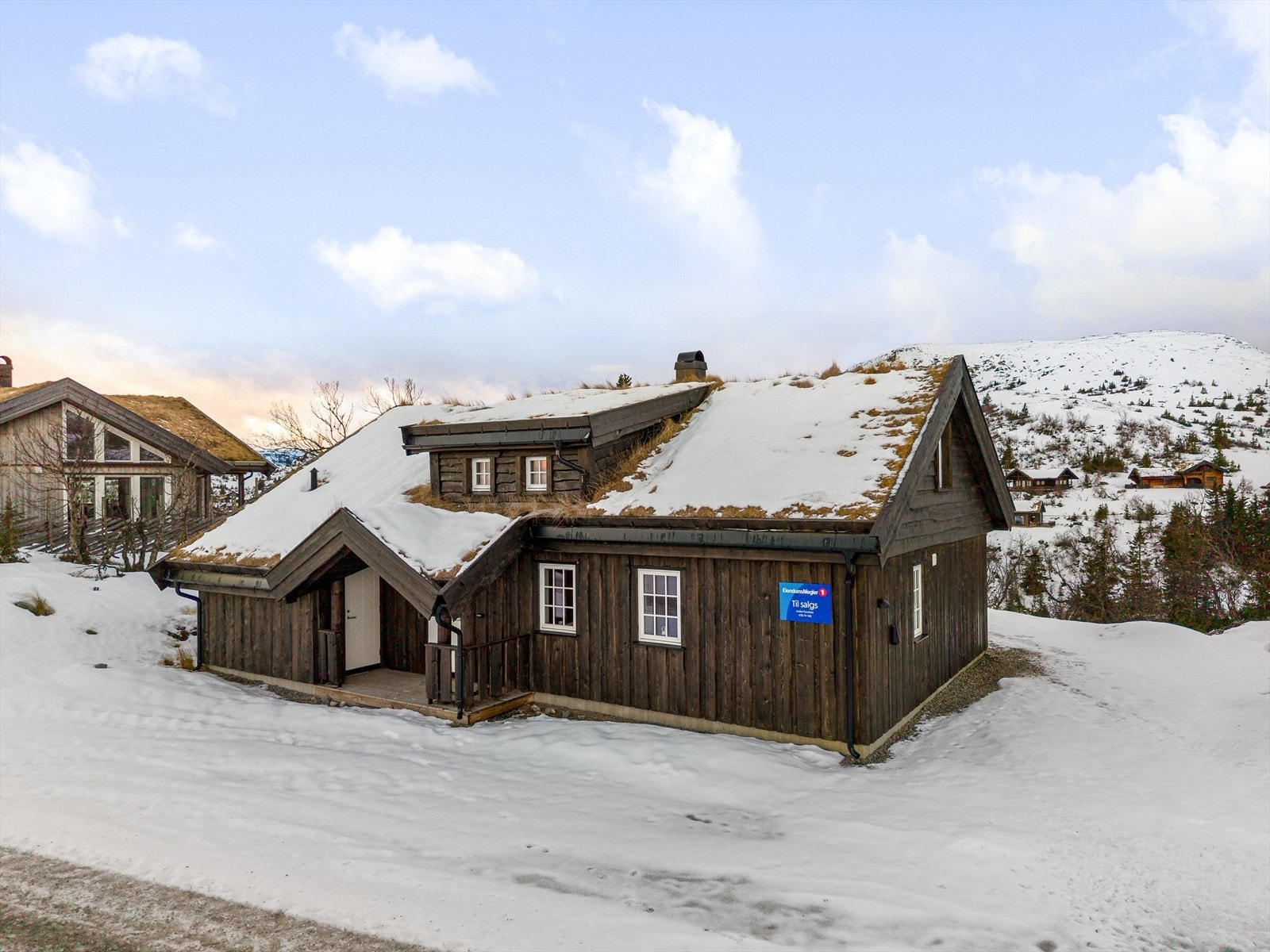 Hytta ligger fint til i et populært hytteområde i Killingdalen på Vegglifjell, ca 954 moh. Dette er et av de høyestliggende områdene på Vegglifjell hvor du er helt i starten av Hardangervidda. Galleribilde