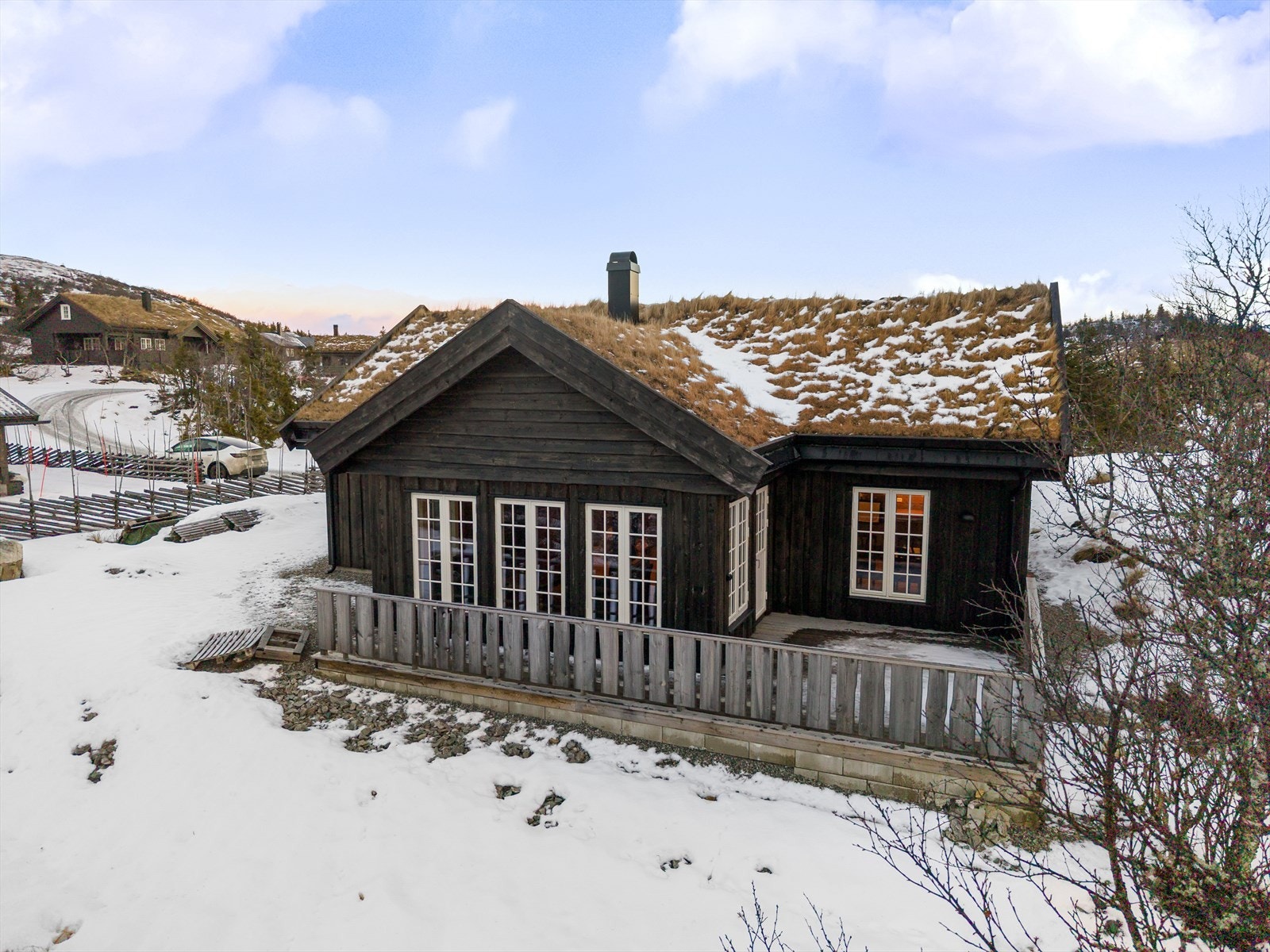 Det er helårs bilvei frem til hytta og parkering forekommer i egen gårdsplass. Galleribilde