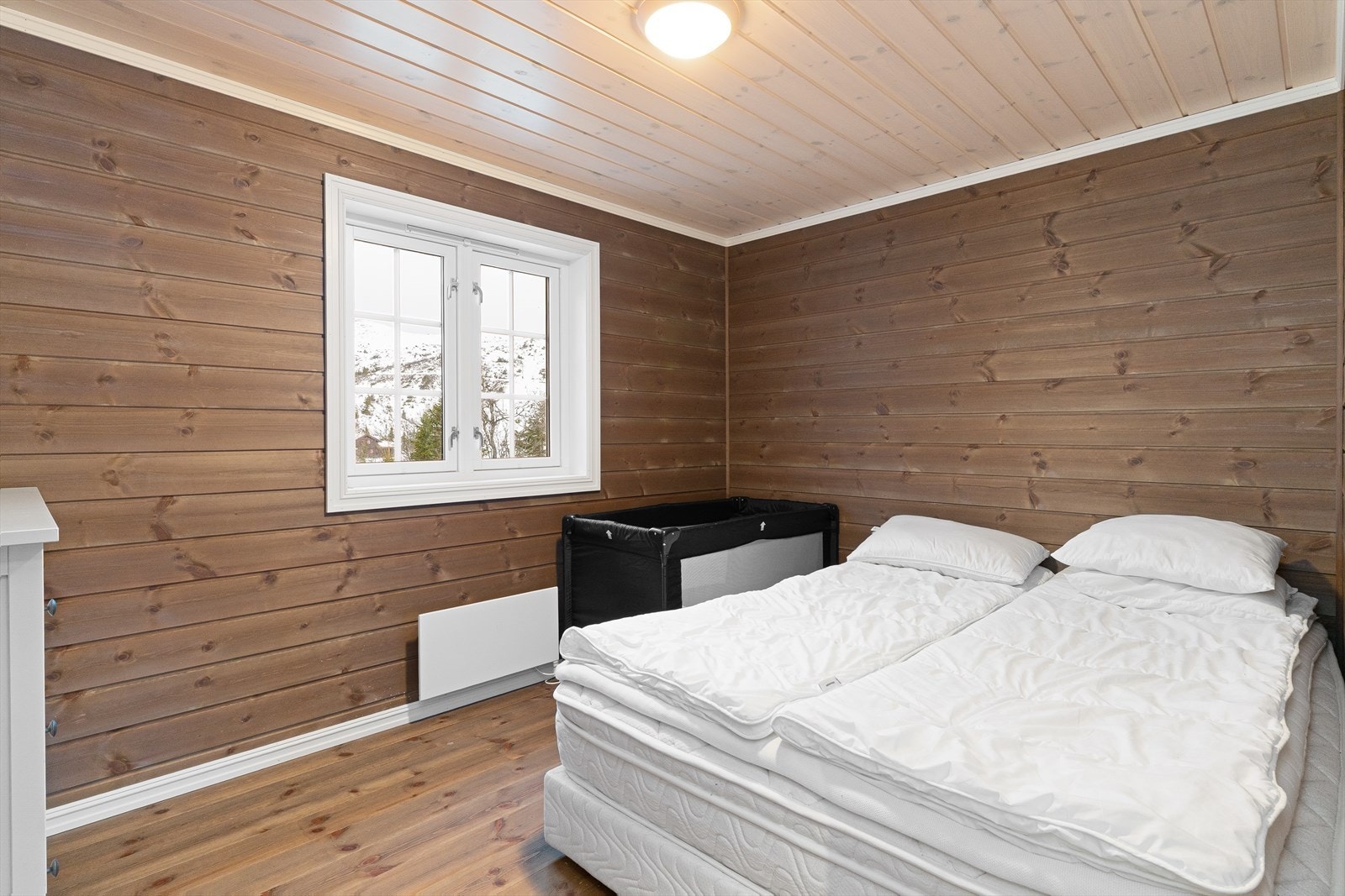 Hytta har en familieorientert planløsning med hele 3 soverom i 1.etasje. Galleribilde