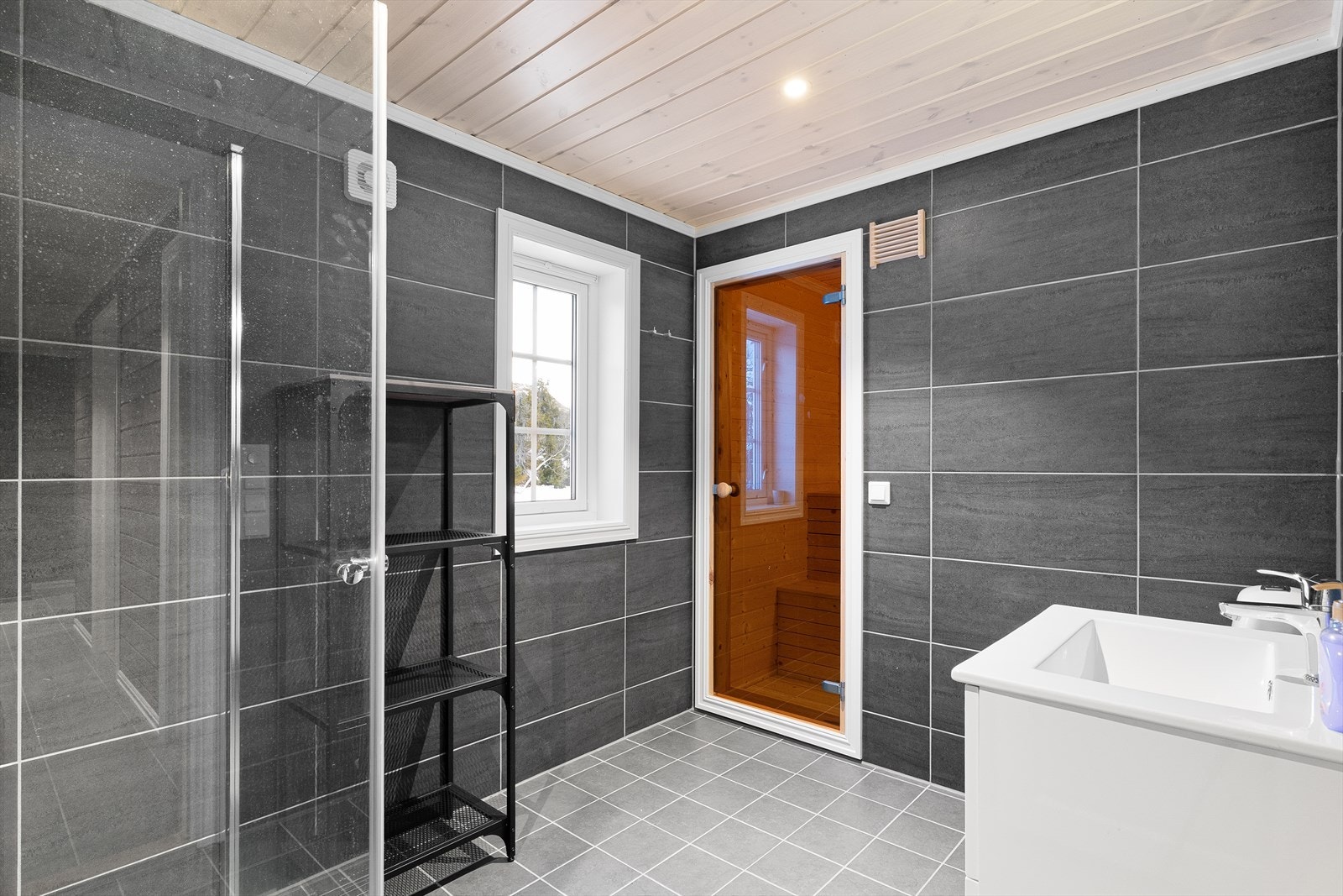 To flislagte bad med varme i gulv. Galleribilde