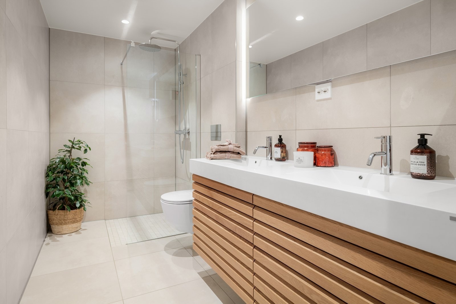 Hovedbadet ligger lett tilgjengelig på samme etasje som soverommene. Galleribilde