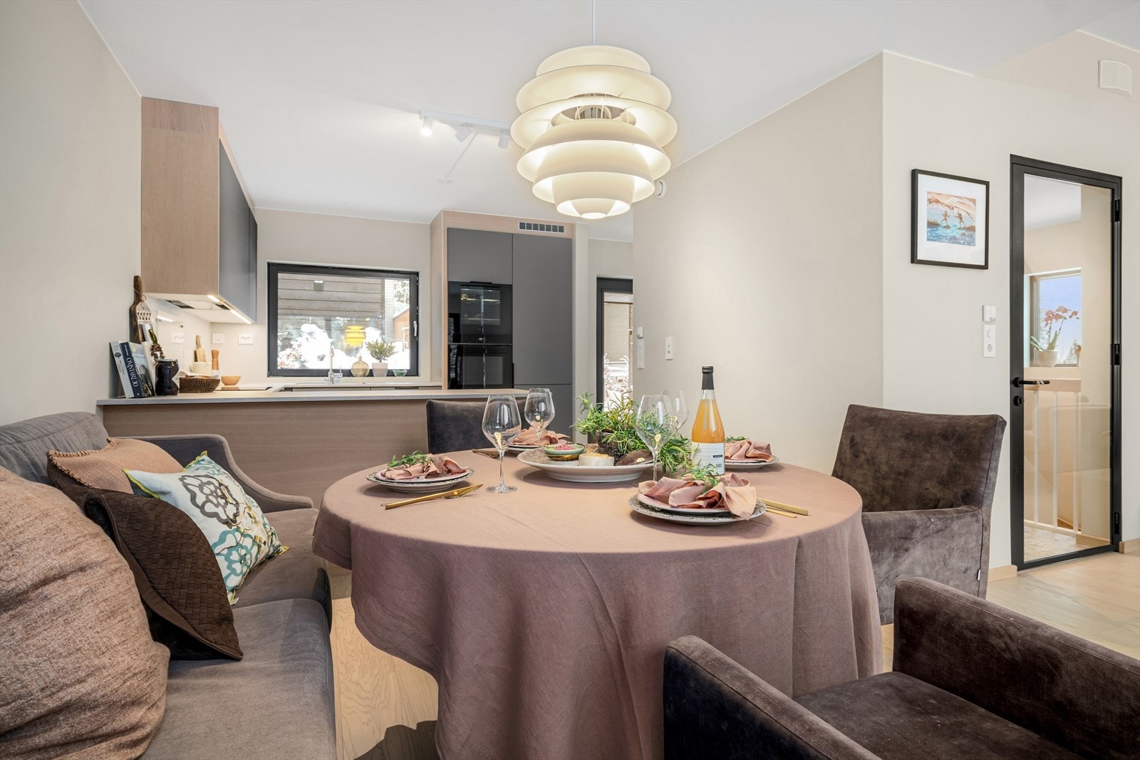 Her har du plass til et stort spisebord for hele familien. Galleribilde