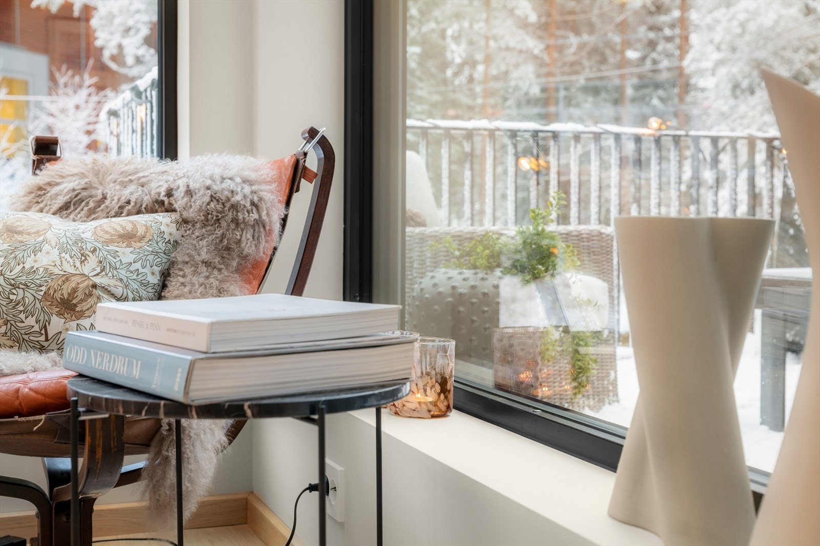 I de brede vinduskarmene kan dekorative interiørdetaljer og planter plasseres. Ved større sosiale sammenkomster fungerer de også utmerket som ekstra sitteplasser. Galleribilde