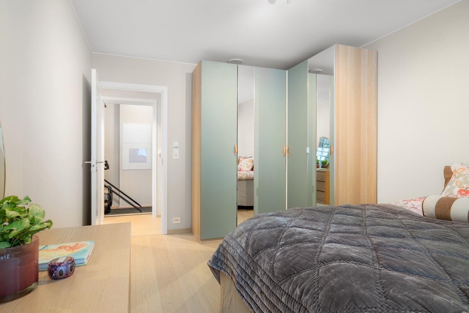 I tillegg til garderobeskap er det også plass til ytterligere oppbevaringsmøbler. Galleribilde