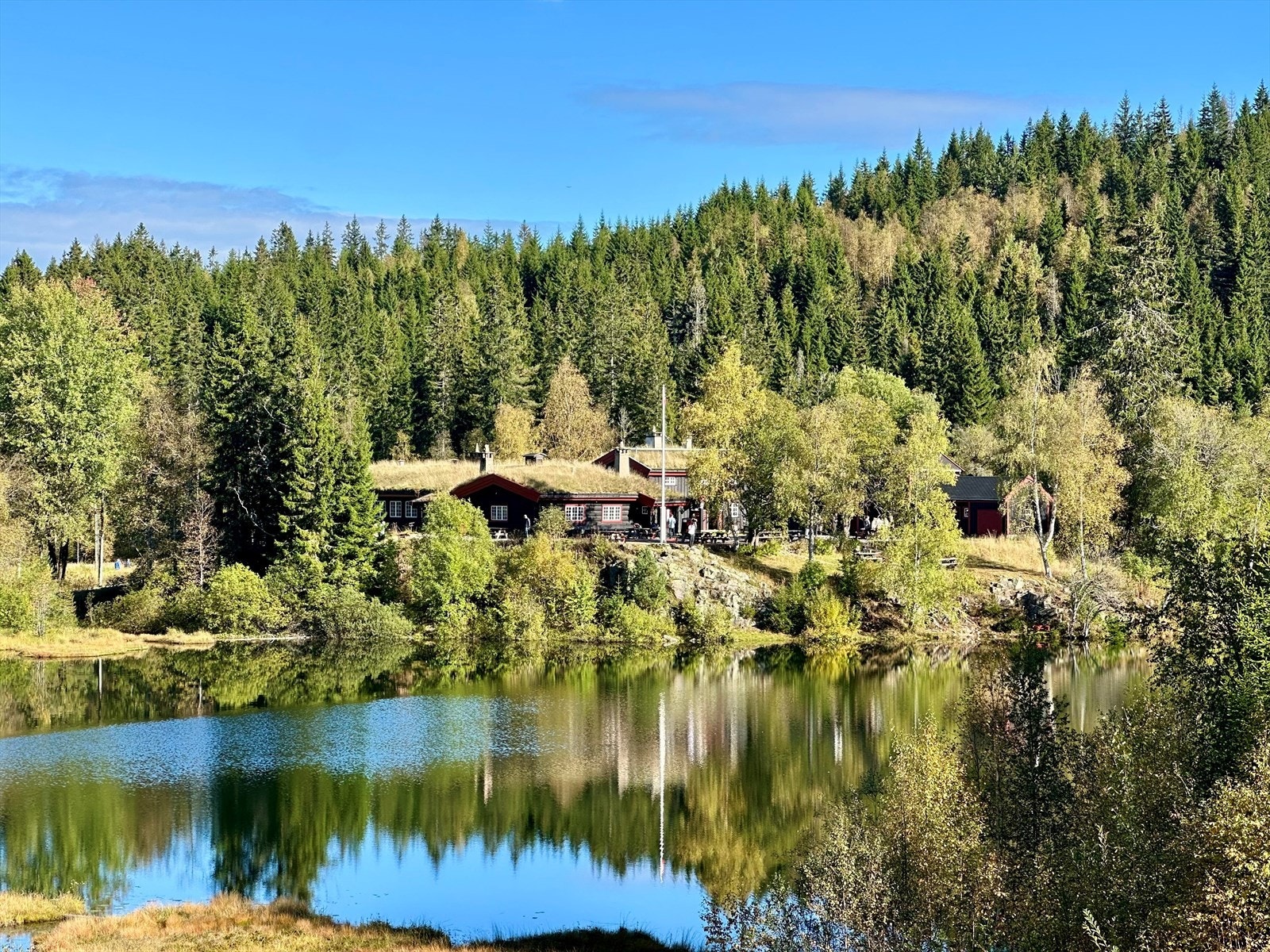 Tryvannstua (ca. 3 km hjemmefra) er et populært turmål både sommer- og vinterstid. Her kan du nyte blant annet verdens beste boller og kakao. Galleribilde