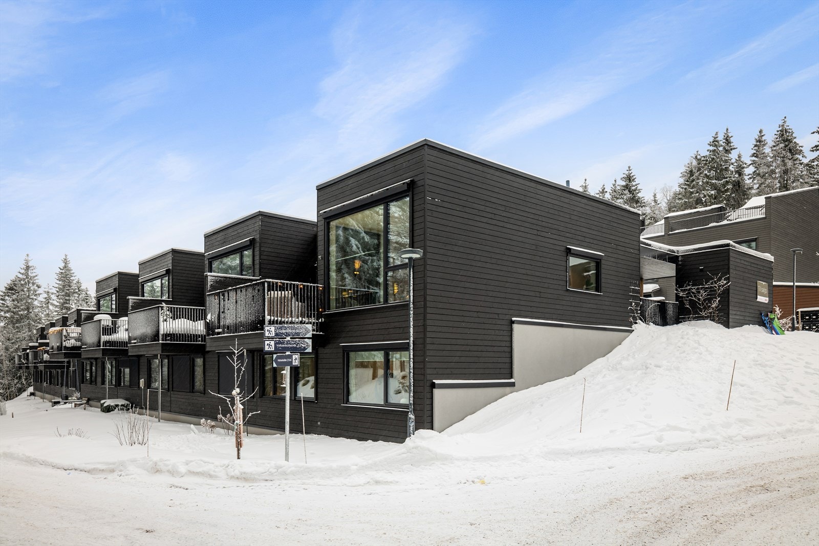 "Det å ha Nordmarka rett utenfor døren, med tilgang til fantastiske skiløyper fra T-banestoppet Voksenkollen (5 minutters gange), har vært helt unikt. Store deler av vinteren har vi hatt ski-in/ski-out." Galleribilde