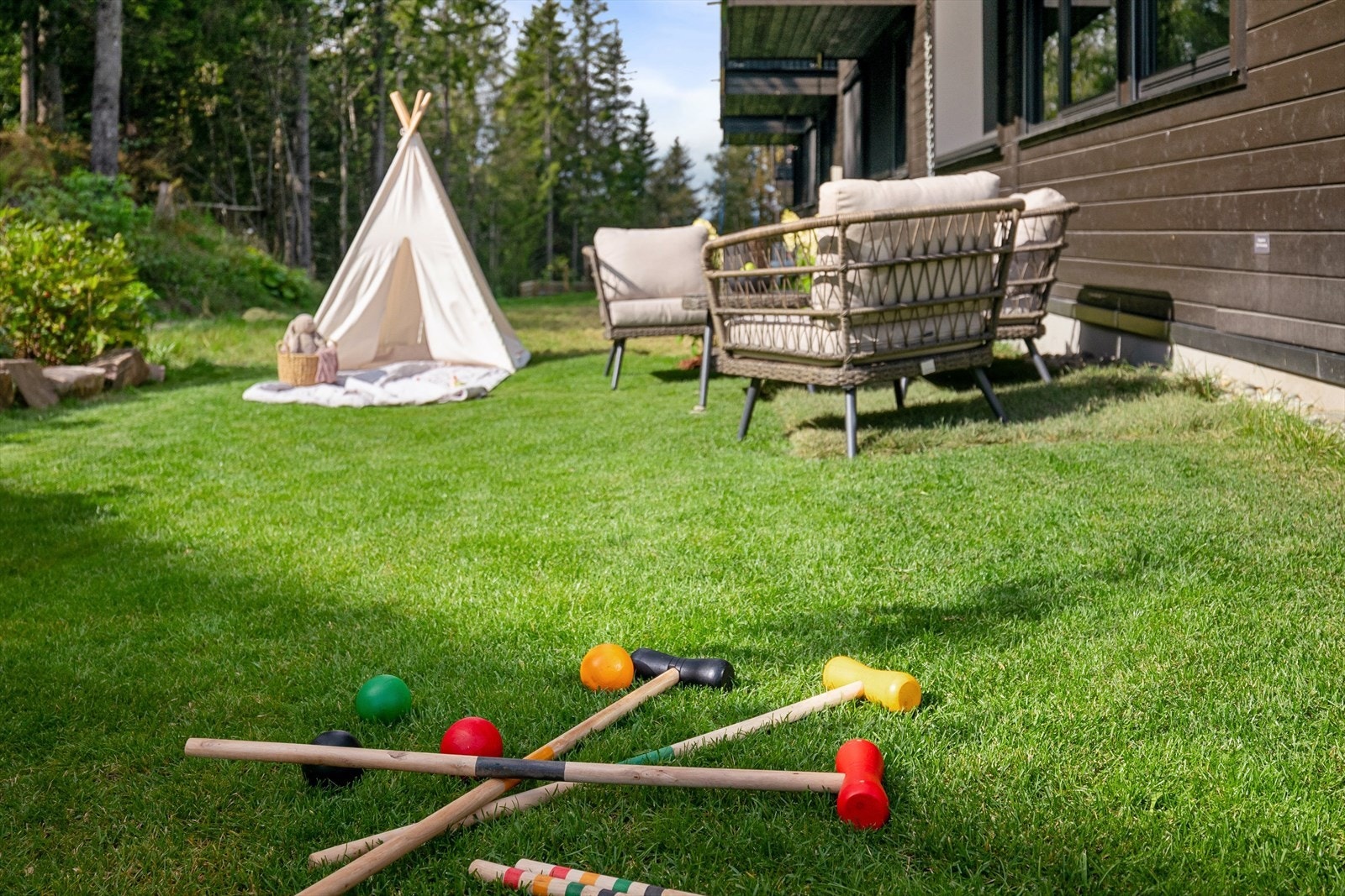 Sitat selger: "Som enderekkehus har vi hatt tilgang til hage på tre sider av huset, noe som har vært fantastisk både sommer og vinter." Galleribilde