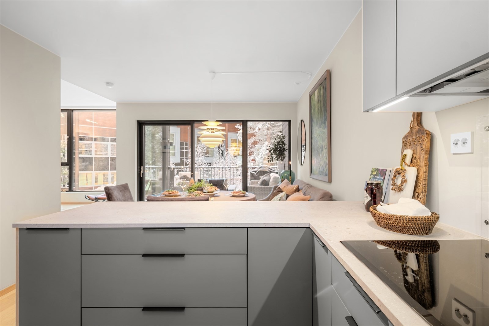 Den smarte kjøkkenøyen gir ekstra skap- og benkeplass, og blir også et sted for dine gjester å mingle rundt. Galleribilde