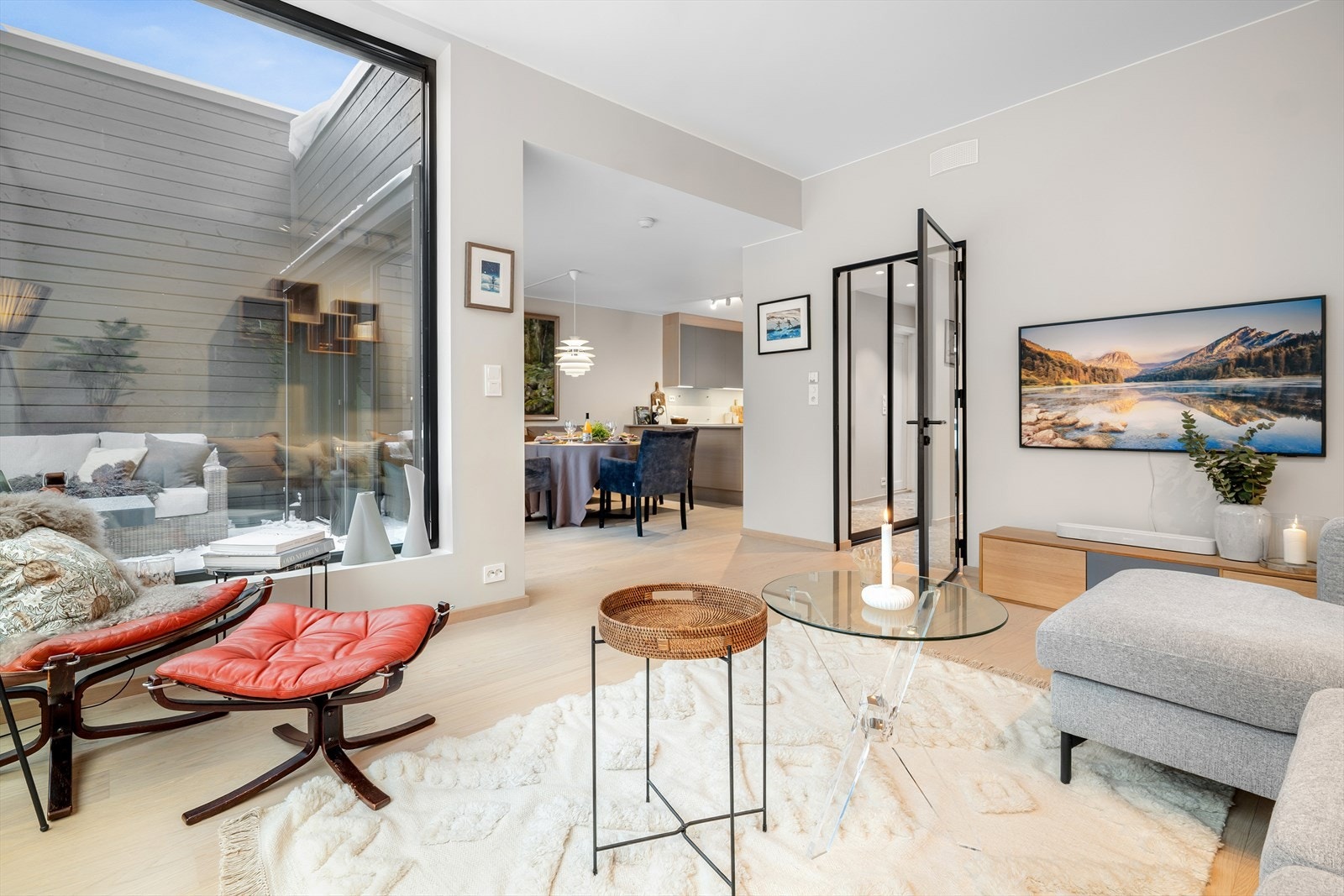 Kjøkkenet ligger behagelig tilbaketrukket i den andre enden av boligen. Dette gjør det mulig å kokkelere og samtidig være en del av det sosiale selskapet. Galleribilde