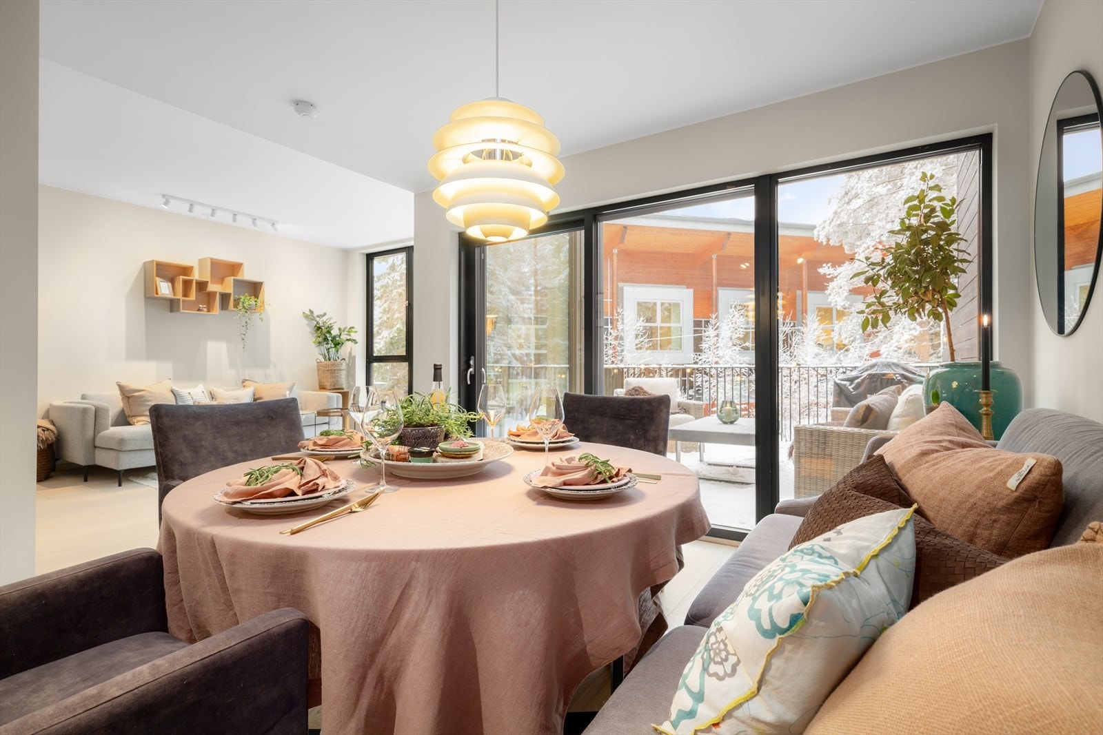 Store skyvedører visker ut skillet mellom ute og inne. Vår og sommer får vi morgensol inn gjennom kjøkkenvinduet, solen følger østsiden av huset og hagen gjennom dagen, før vi får ettermiddags- og kveldssol i hagen foran og på verandaen. Galleribilde