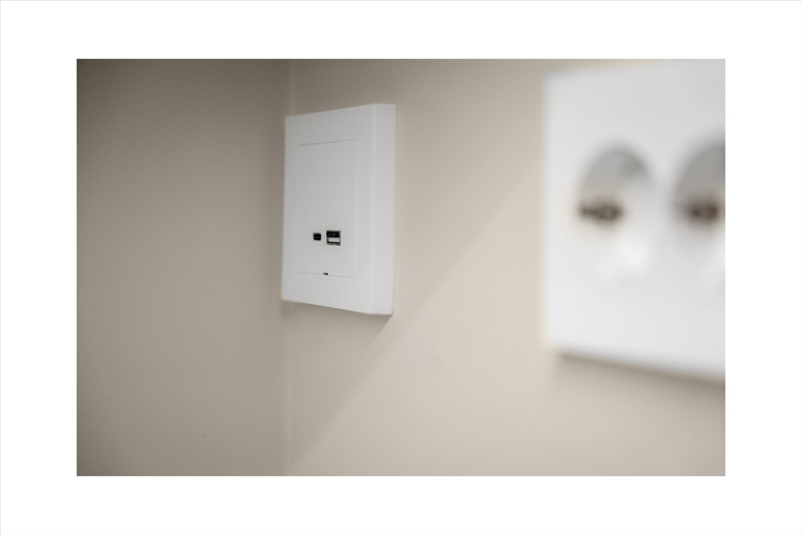 Kjekt med eget ladepunkt på kjøkkenet. Selgers strømforbruk? I vintermånedene har strømregningen ligget på ca. 700-900 kr per måned, og i sommermånedene ca. 600-700 kr per måned. Galleribilde