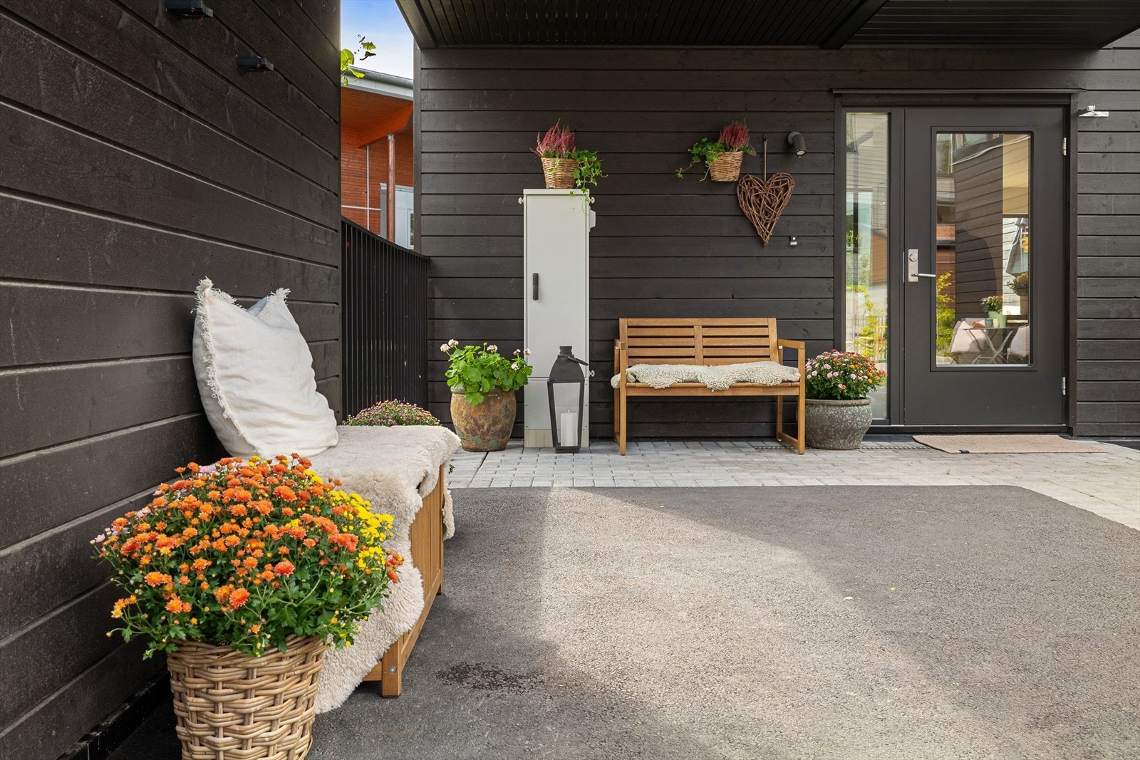 Det er fint opparbeidede arealer i forkant av boligen. Galleribilde