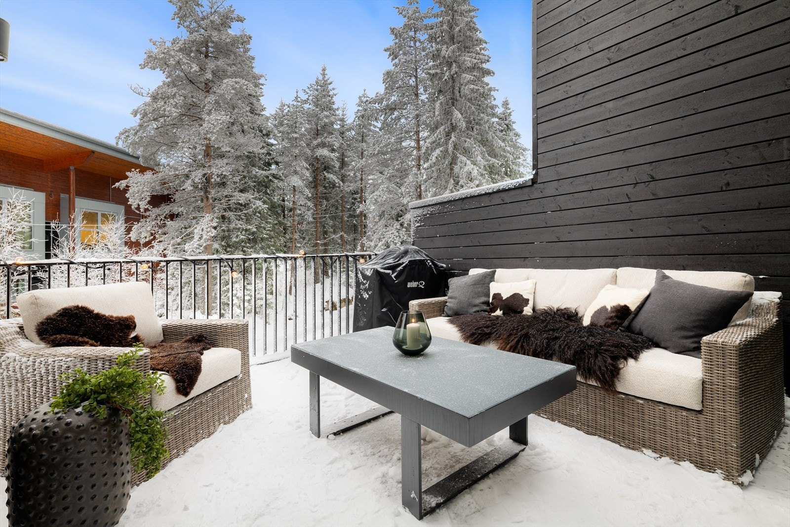 Balkongen er på ca. 13 m2 med utelys og stikkkontakt. Galleribilde