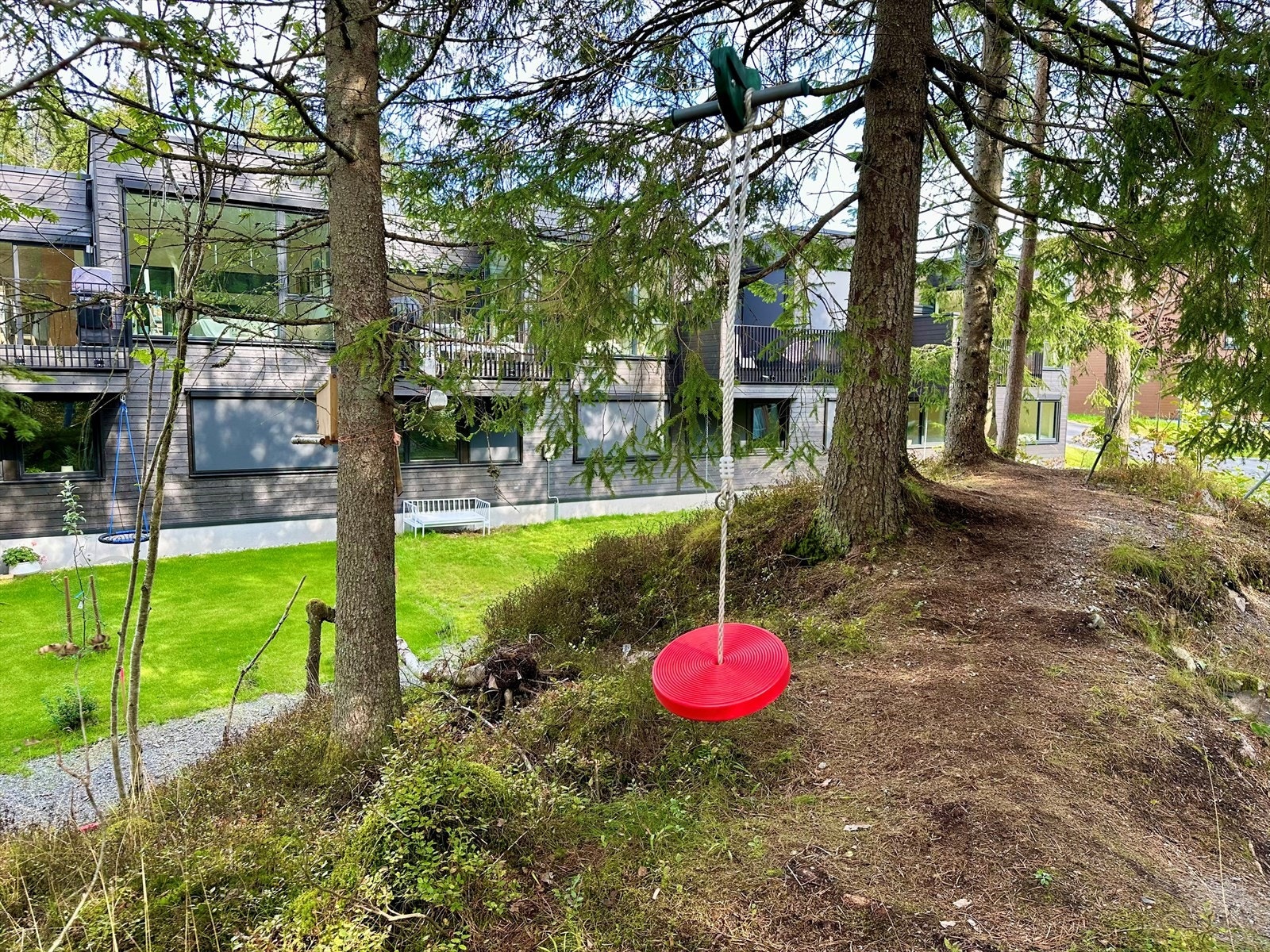 Nabolagets egen zipline rett på utsiden av huset. Galleribilde