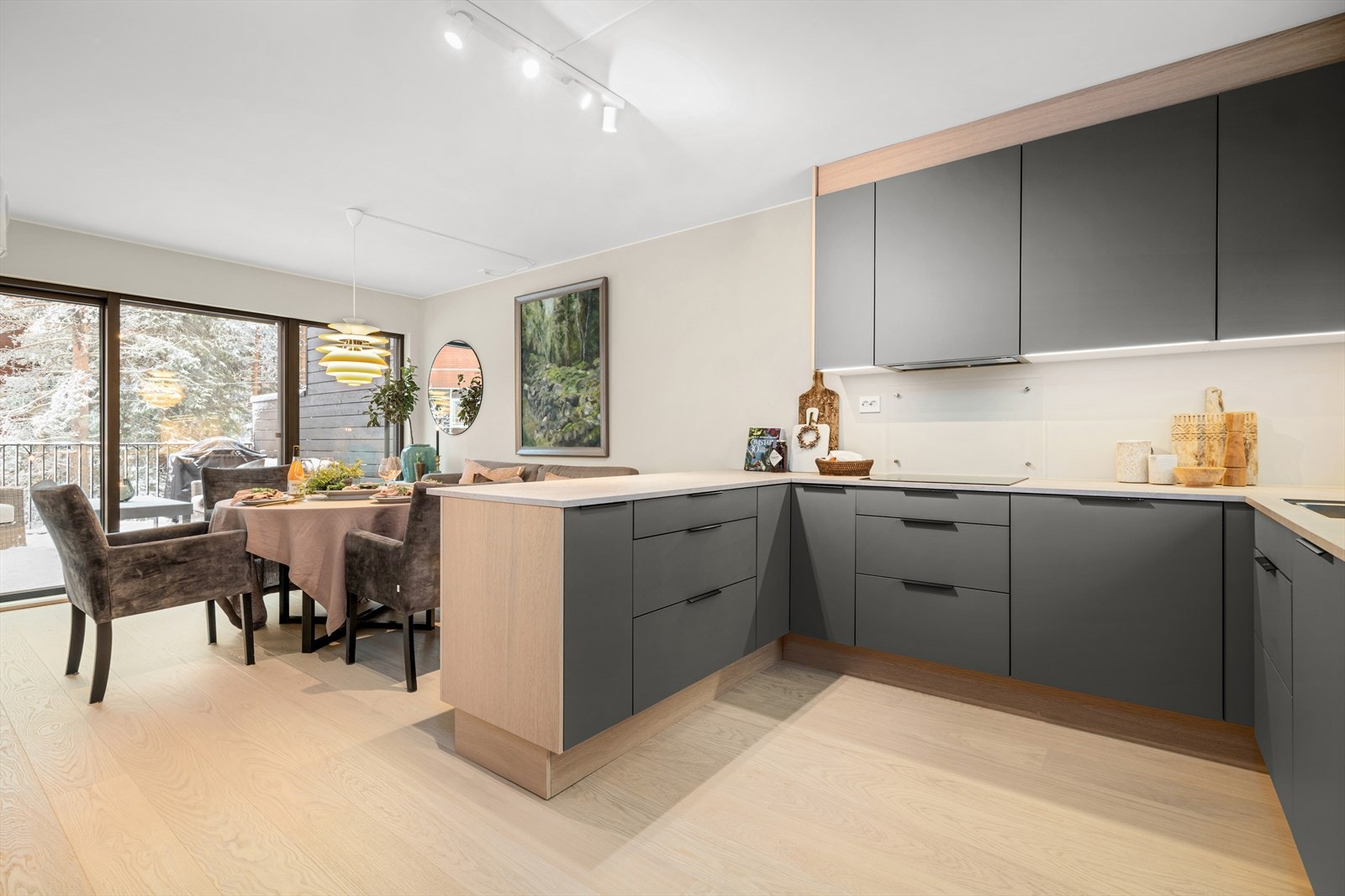 Den stilrene kjøkkeninnredningen fra HTH er innholdsrik og veldisponert. Galleribilde