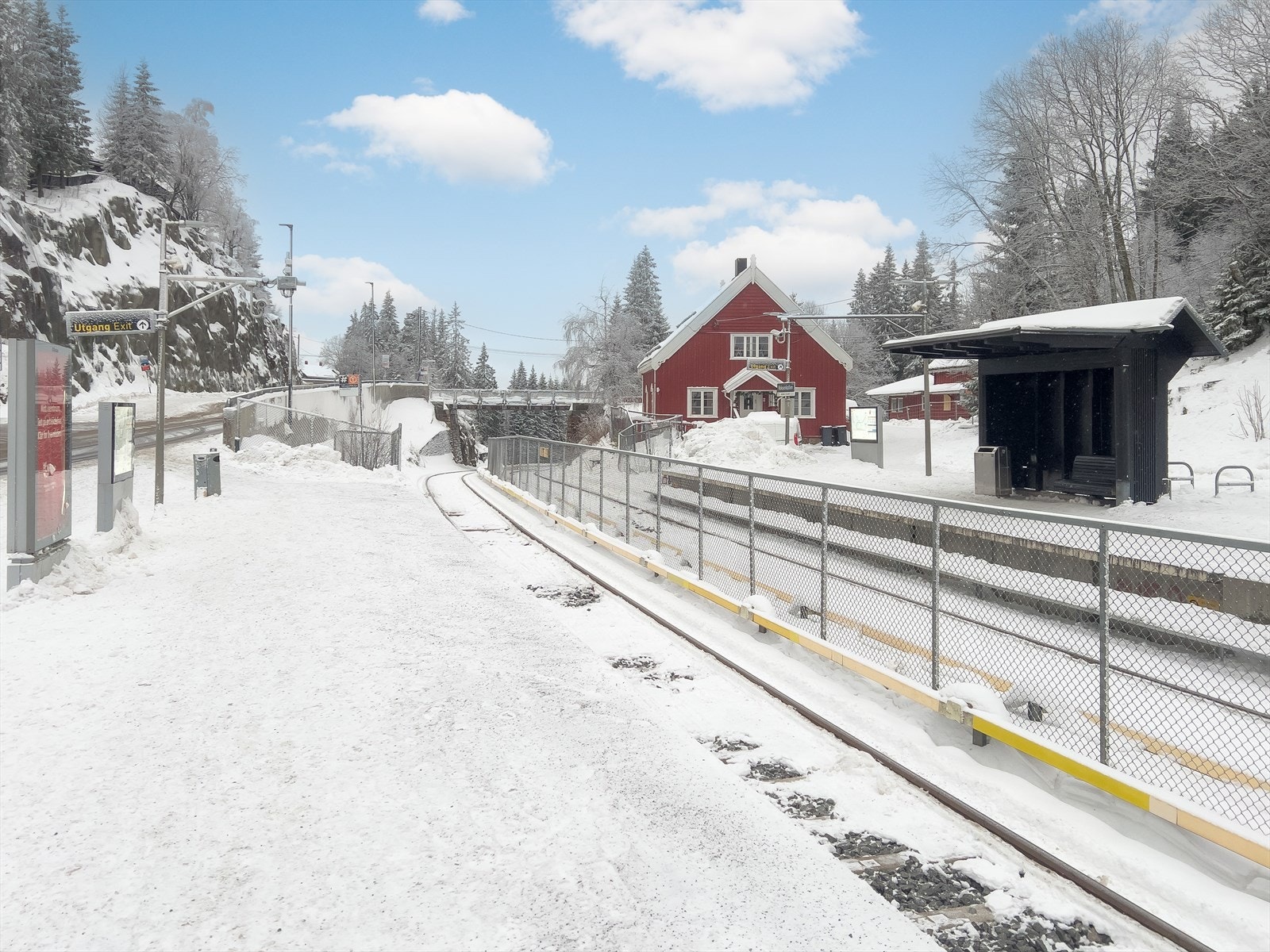 Med nærmeste T-bane stopp kun 300m unna er du ikke langt unna det urbane bylivet. Galleribilde