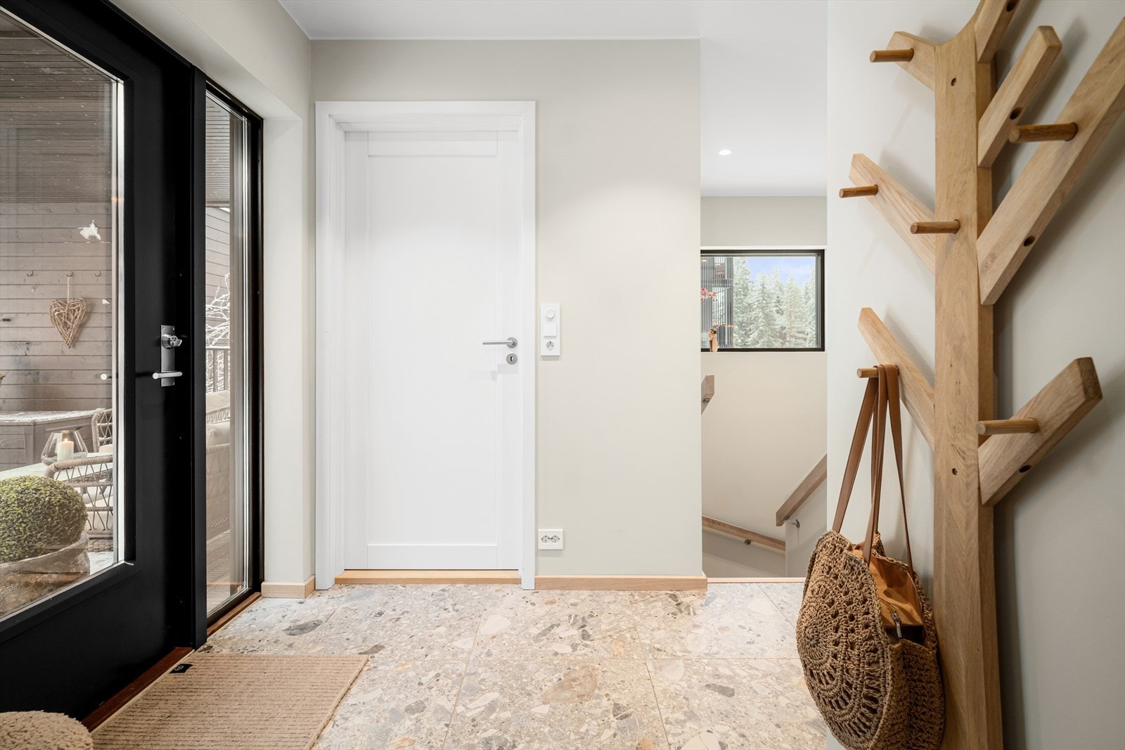 Det åpne og luftige inngangspartiet gir et svært godt førsteinntrykk av boligen. Galleribilde