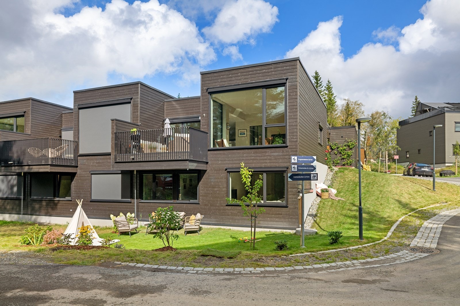 Rekkehuset vi nå selger har en svært god internplassering i boligfeltet - helt på enden og omkranset av fint opparbeidede grøntarealer. Huset var ferdigstilt i 2023 og har fortsatt nybygg garanti! Galleribilde