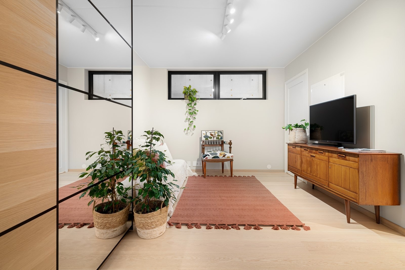 I undetasjen er det også et stort areal som kan innredes etter behov. Her er god plass til en stor lounge sofagruppe og TV-benk. Et ypperlig sted for både voksne og barn og trekke seg tilbake på. Galleribilde