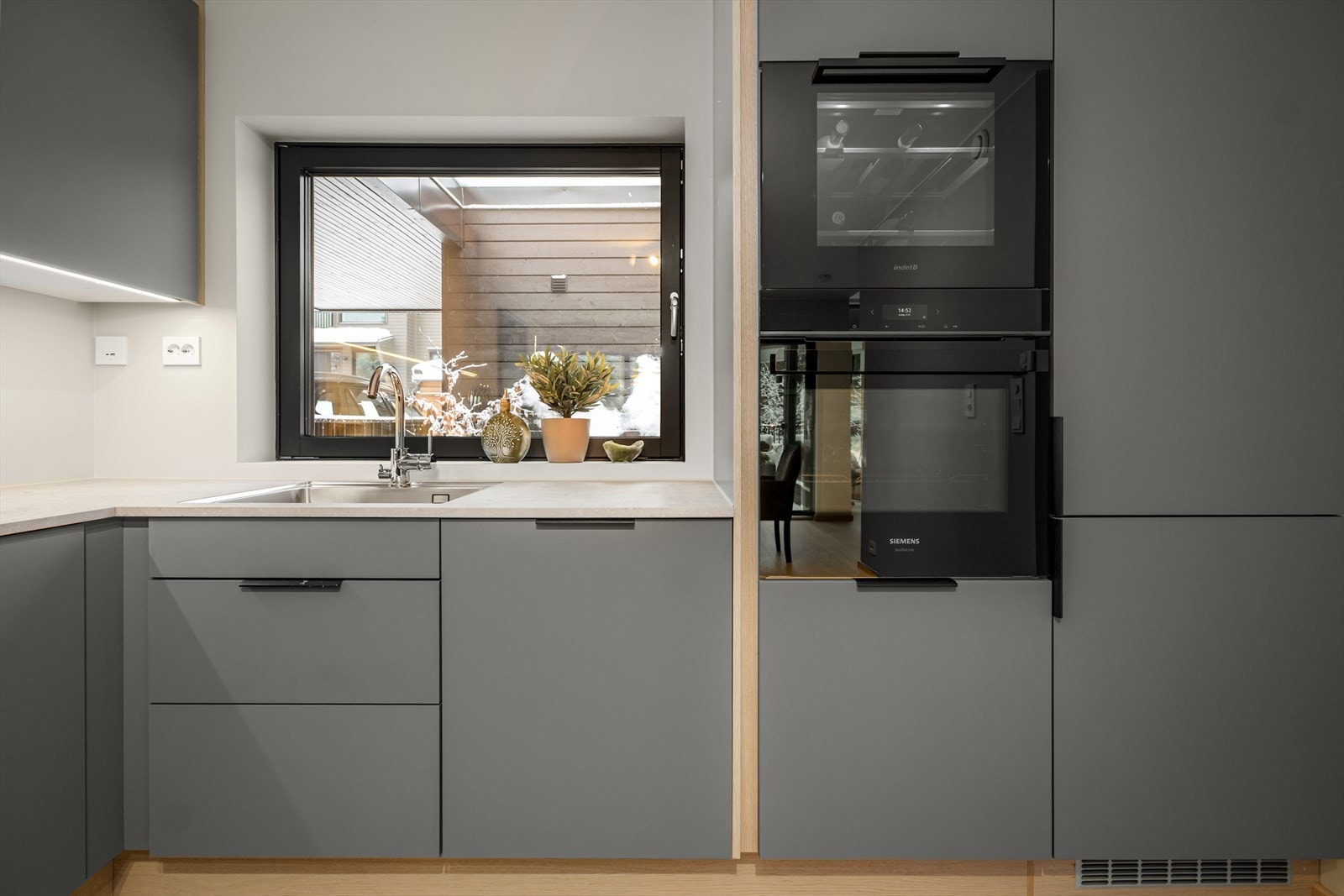Alle hvitevarer fra Siemens er integrerte; ovn og induksjonstopp, vinskap, kjøleskap med frys og oppvaskmaskin. Galleribilde