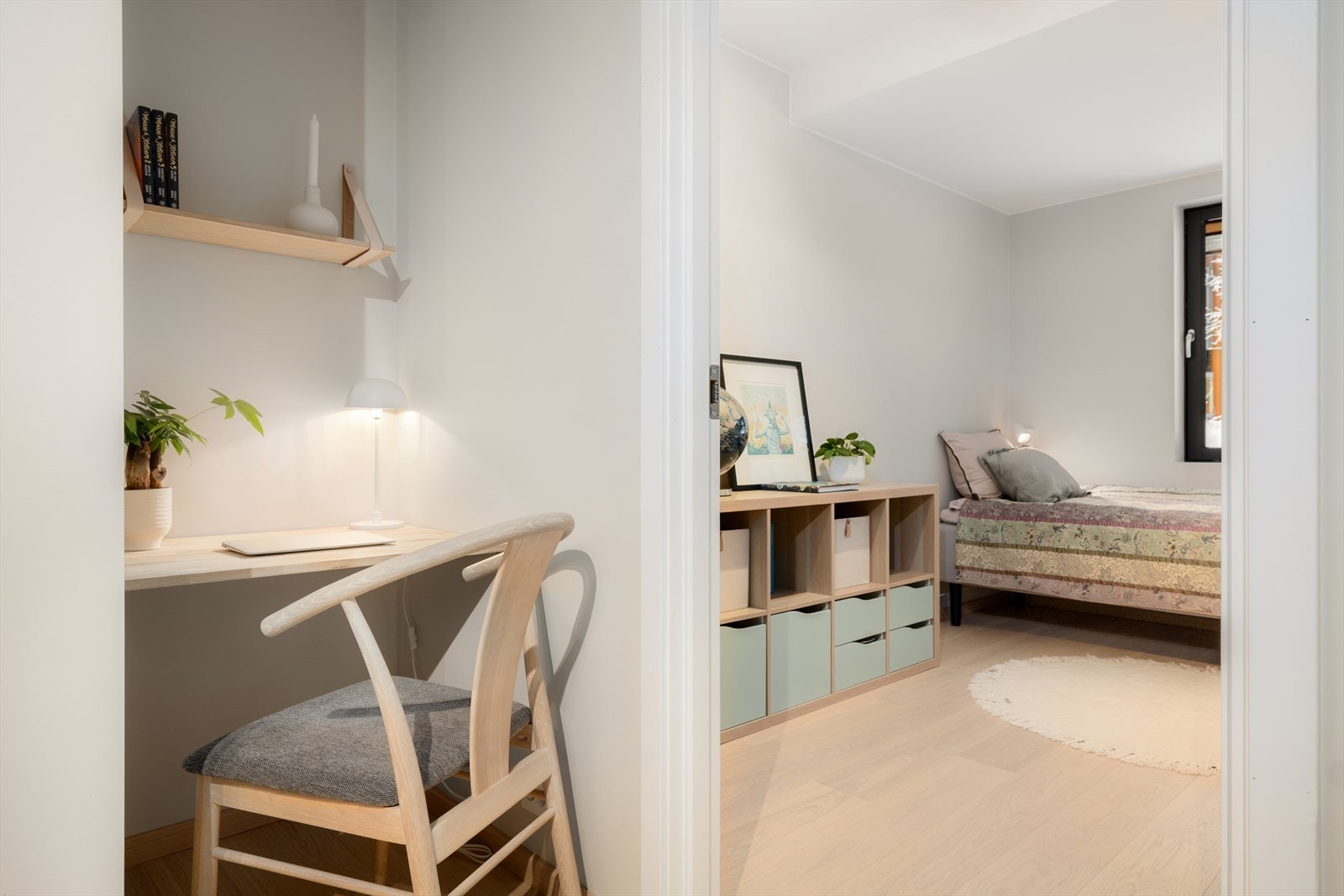 I en nisje i gangarealet er det innredet en smart kontorløsning. Galleribilde