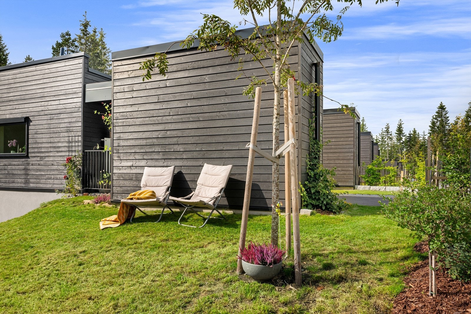 Det er mulig å lage flere sosiale soner rundt huset, og barna kan løpe og sykle trygt omkring. Galleribilde