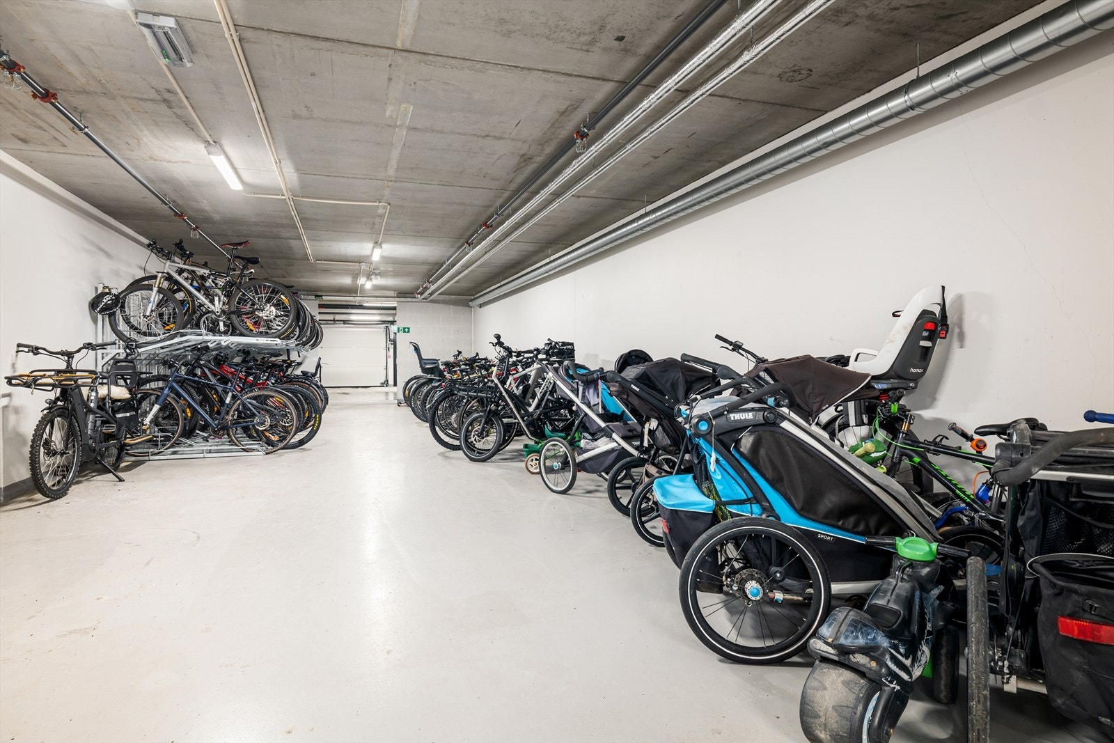 I sameiets parkeringskjeller har du også ekstra sykkelparkering/parkering for barnevogner og en praktisk bod der du kan smøre ski eller fikse sykkelen din! Galleribilde