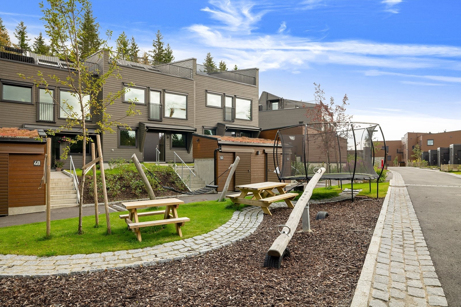 De to lekeplassene, felles bålpanner og den felles trampolinen i sameiet er populære møteplasser. Det er også et godt samhold i gaten og sameiet, med blant annet 17. mai-feiringer, halloweenfester, sommerfester og fellestreninger. Galleribilde