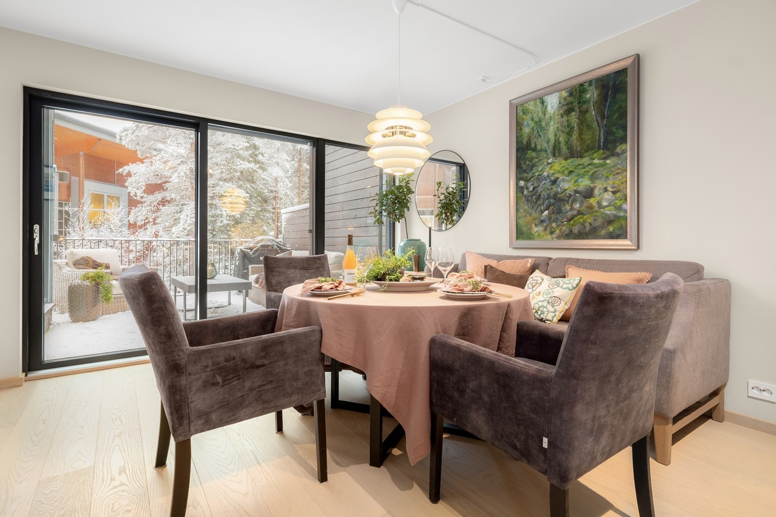 Se for deg hyggelige frokoster med familien til denne winterwonderland utsikten. På sommerstid kan du åpne den store skyvedøren og heller innta frokosten på balkongen utenfor. Galleribilde