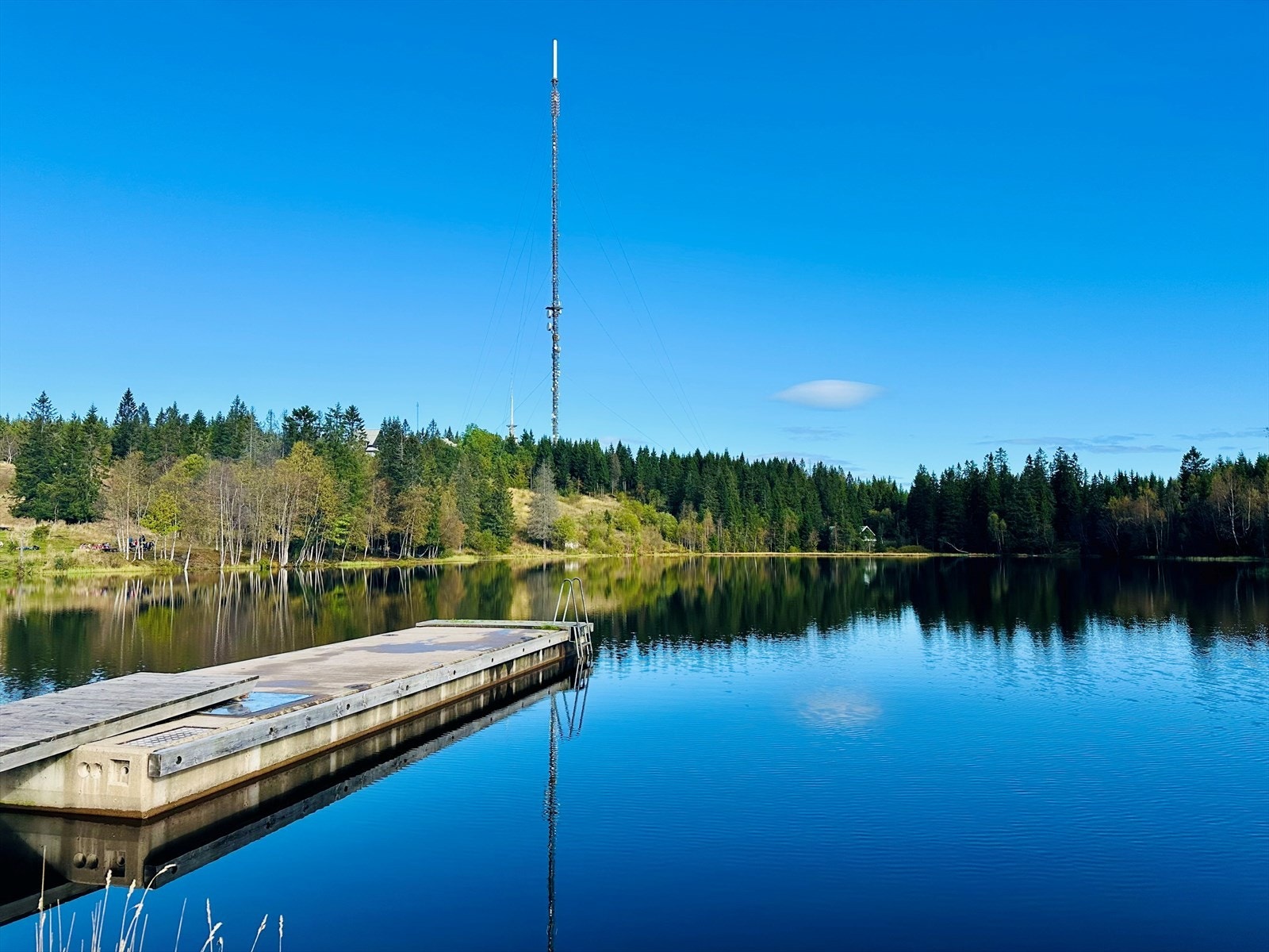 Øvresetertjern (10 min gange hjemmefra) er en favorittdestinasjon både sommer og vinter. Her kan man bade, padle, fiske, grille og telte på sommerstid. På vinteren kan man ake, gå på ski og isbade. Galleribilde