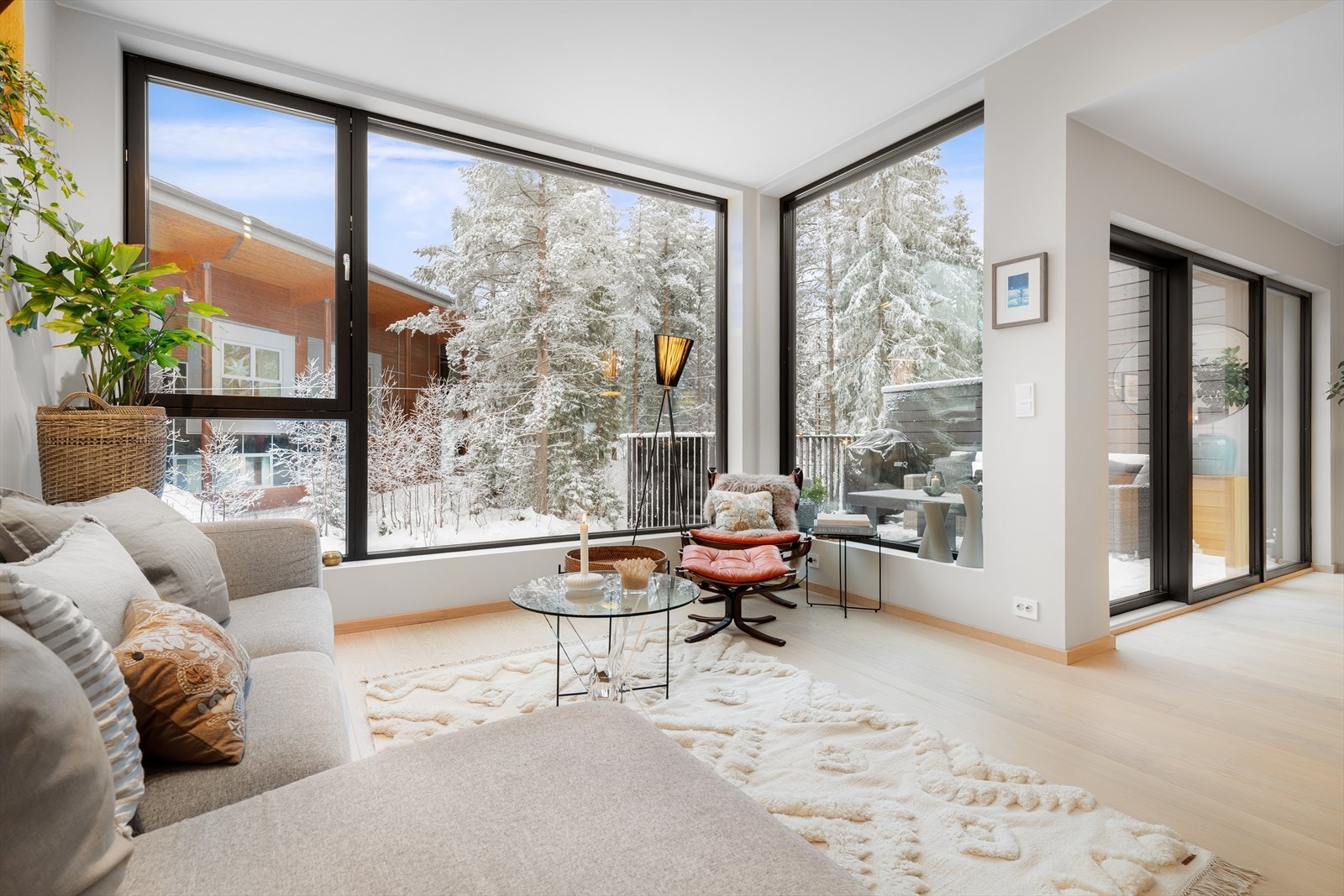 De mange og store vinduene fyller boligen med naturlig lys, og gir et vakkert utsyn til den omkringliggende naturen. Det er utvendige screens på de fleste vinduer, og på balkongdøren. Galleribilde